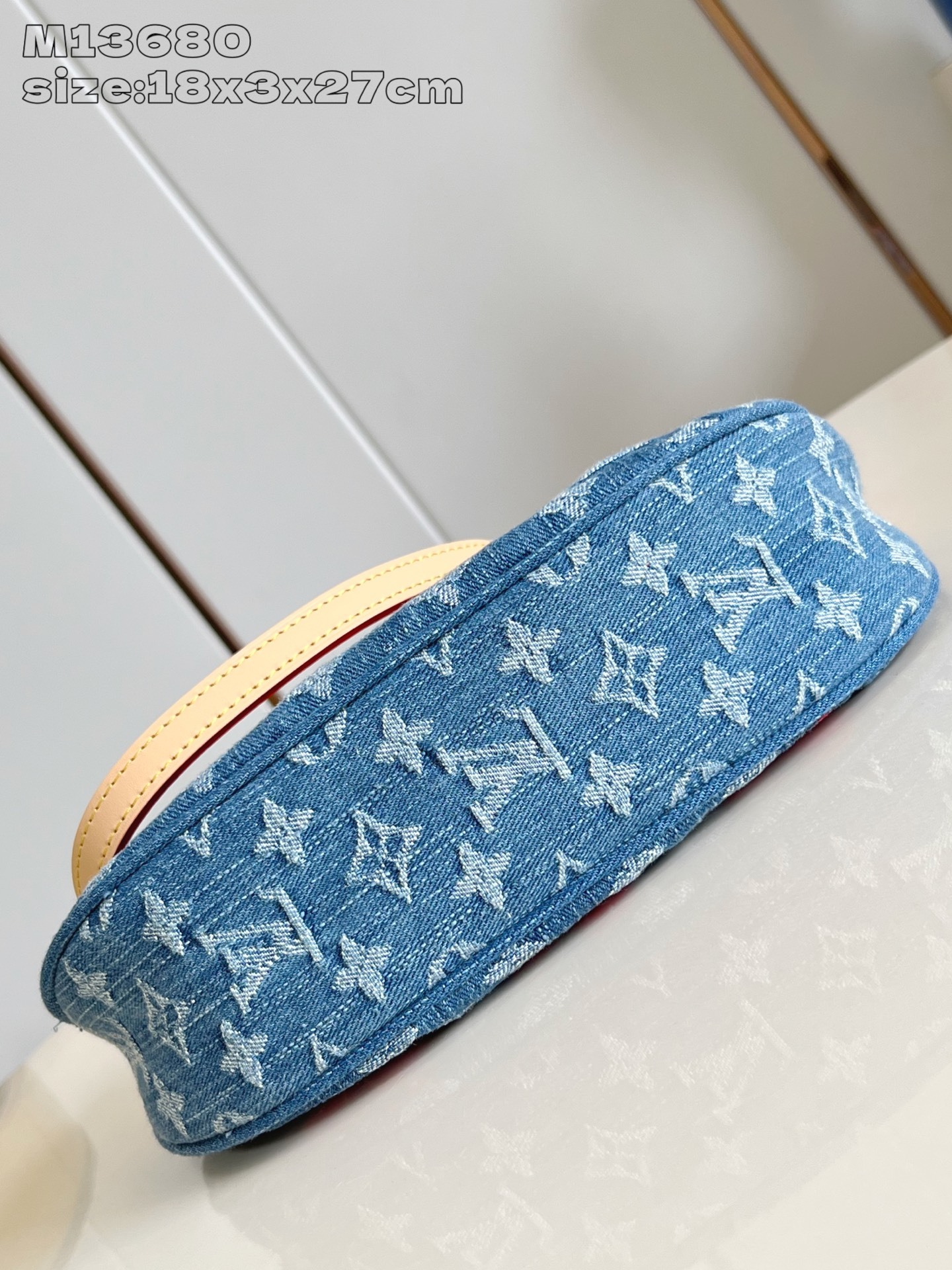 【顶级原单 M13680/对版】本款 Sunset 手袋取材 Monogram 丹宁布,以复古笔触塑造圆