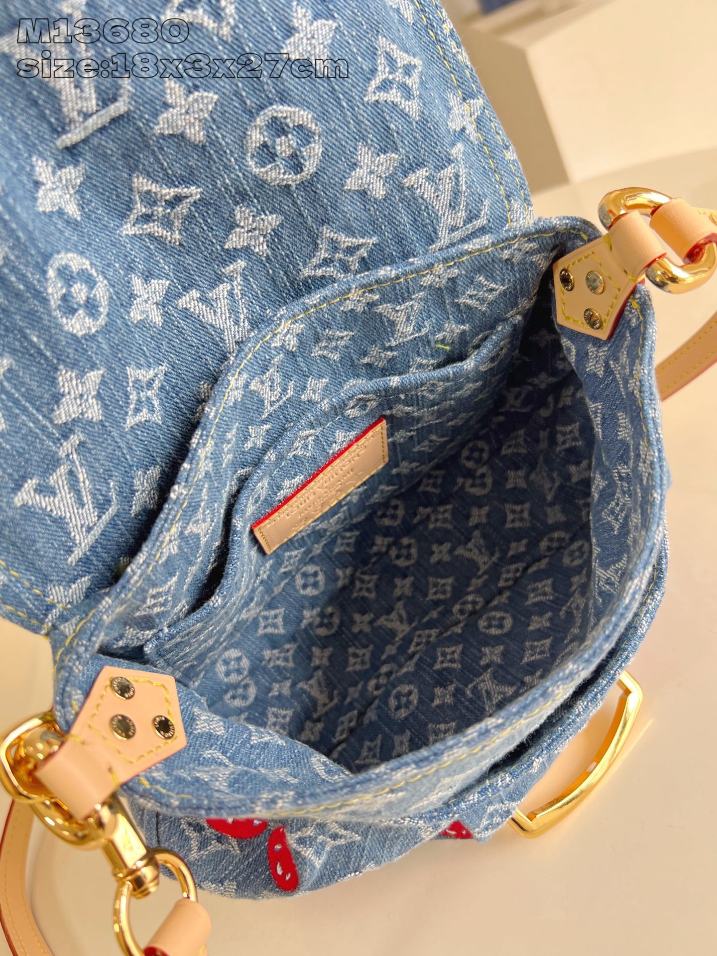 【顶级原单 M13680/对版】本款 Sunset 手袋取材 Monogram 丹宁布,以复古笔触塑造圆