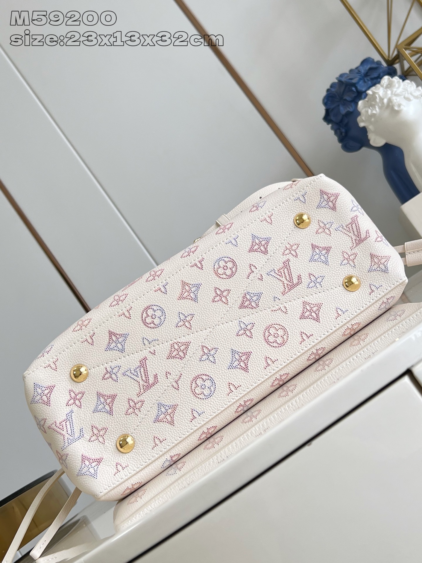 【顶级原单 M59200草莓白丝印 】M15116 款 Bella Tote 手袋取材品牌标志性镂花穿孔