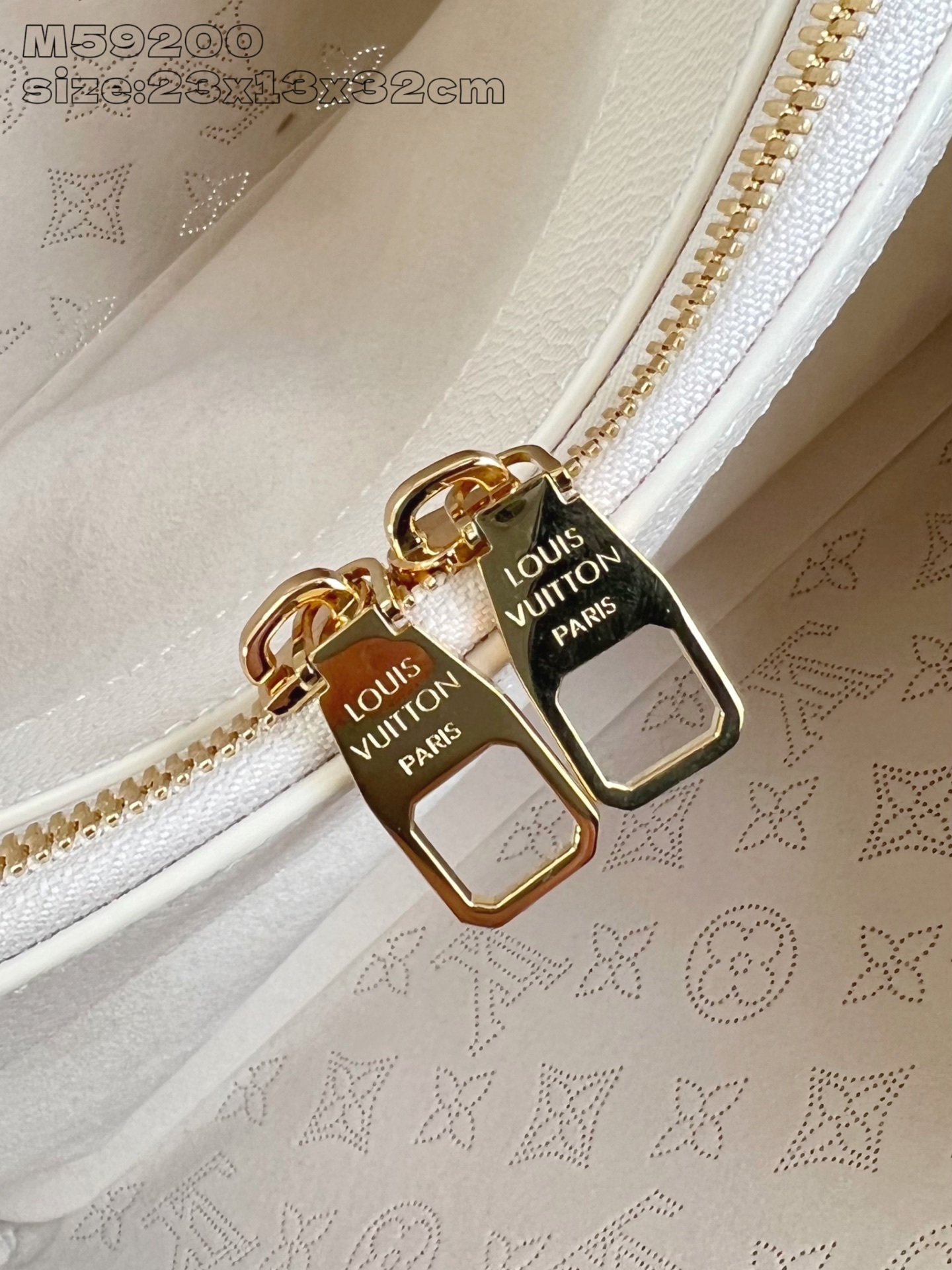 【顶级原单 M59200草莓白丝印 】M15116 款 Bella Tote 手袋取材品牌标志性镂花穿孔