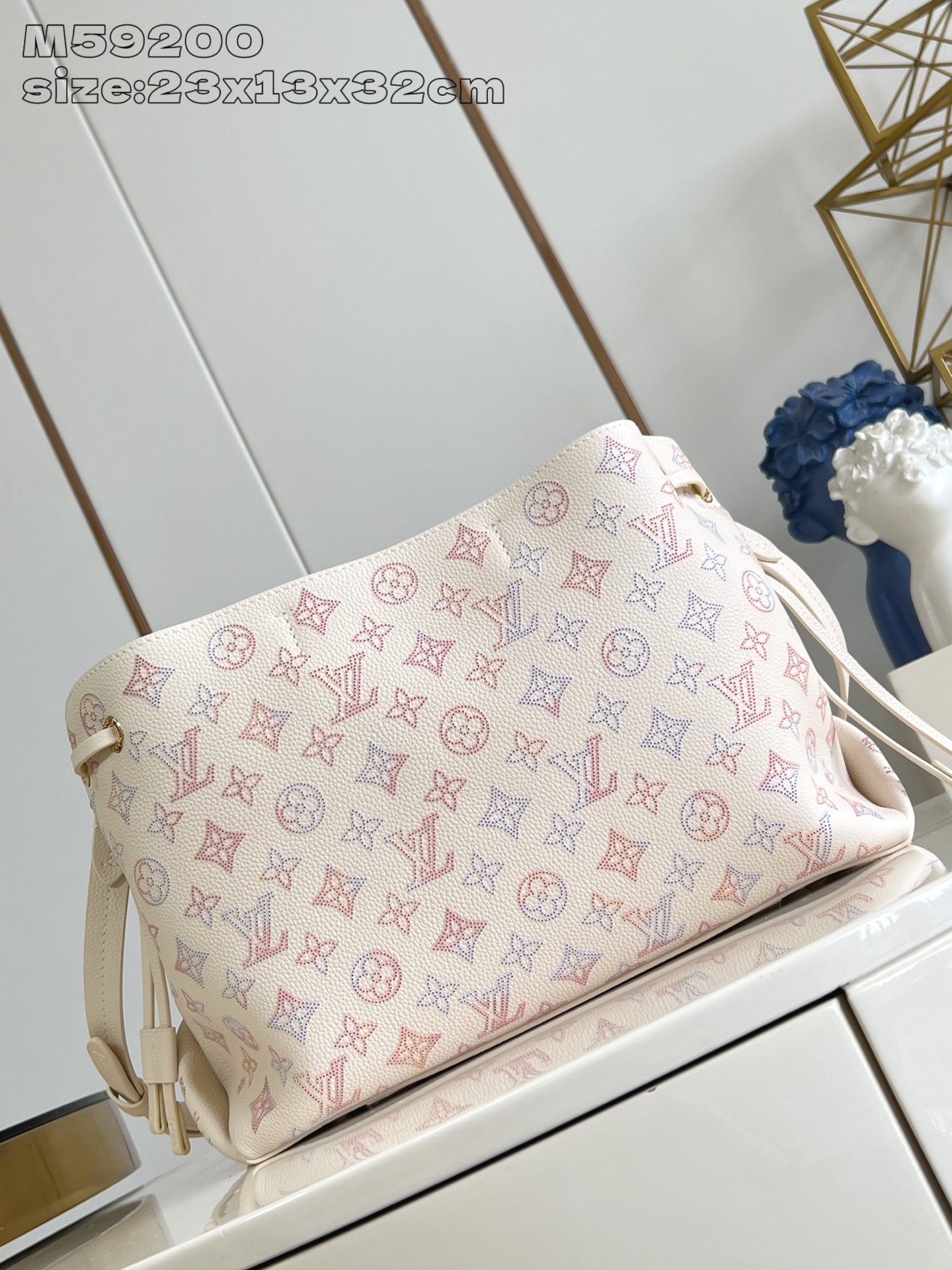 【顶级原单 M59200草莓白丝印 】M15116 款 Bella Tote 手袋取材品牌标志性镂花穿孔