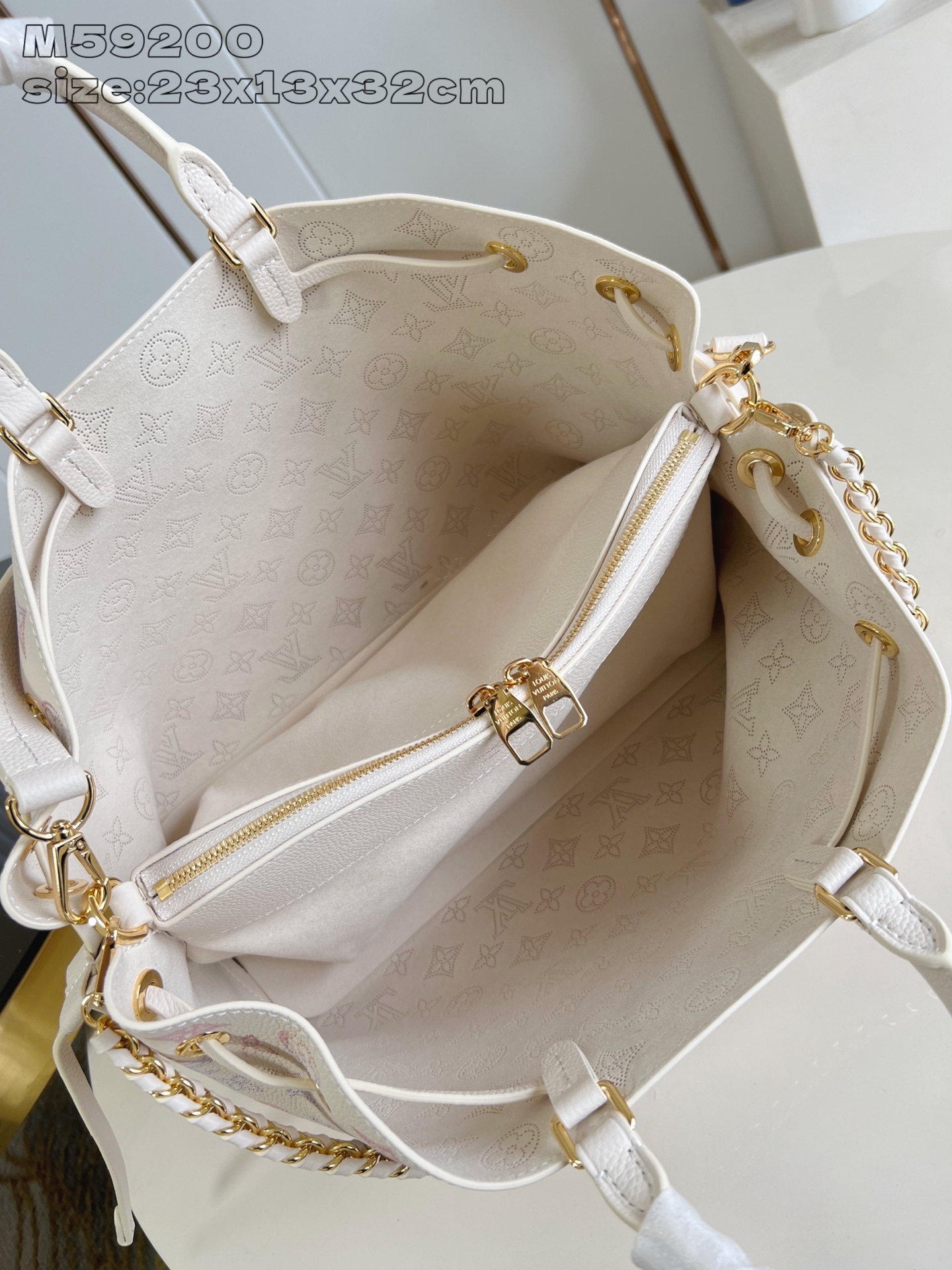 【顶级原单 M59200草莓白丝印 】M15116 款 Bella Tote 手袋取材品牌标志性镂花穿孔