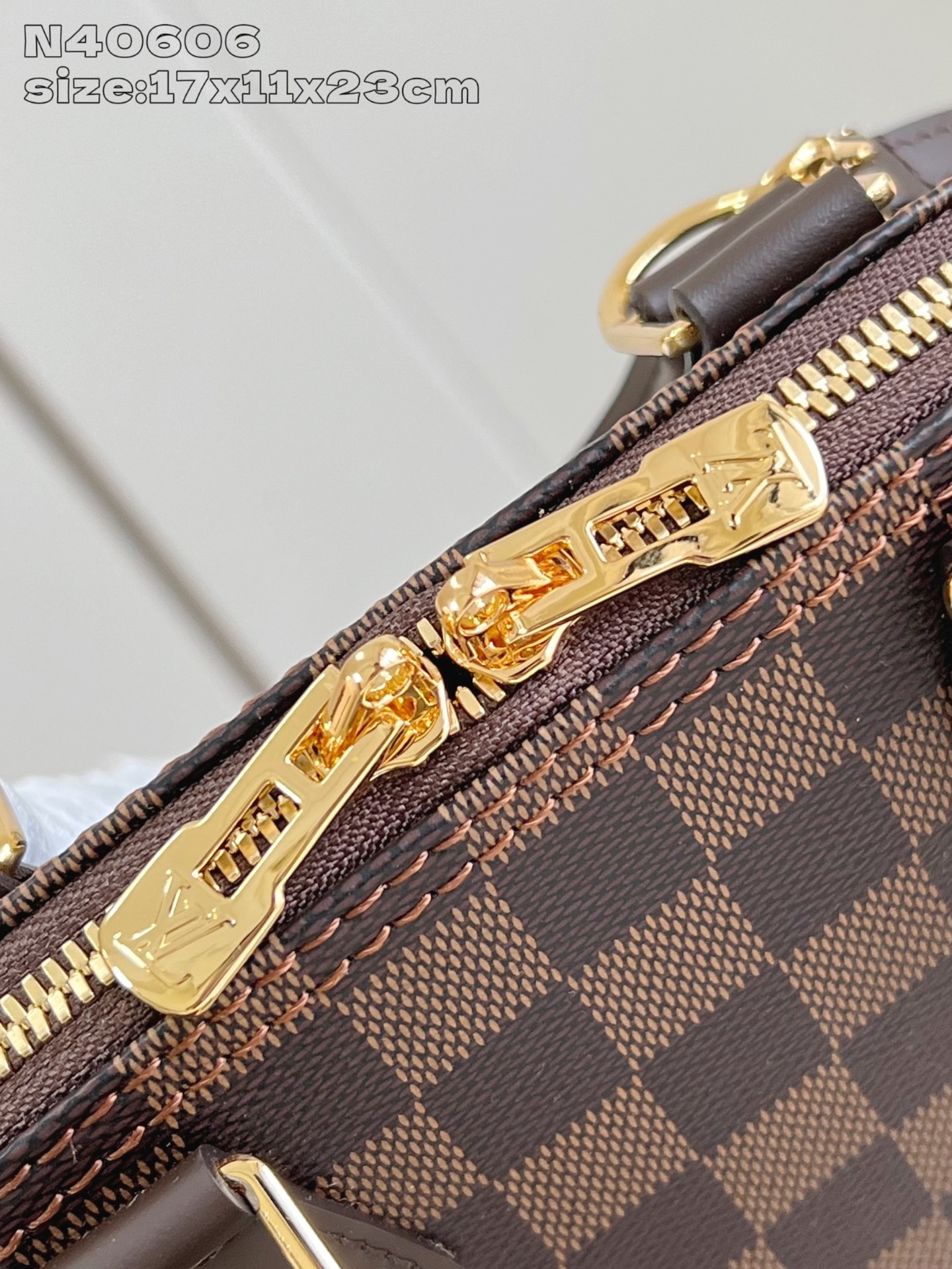 【顶级原单 N40606 】本款 Alma BB 手袋溯源 1934 年的装饰艺术格调,以 Damier