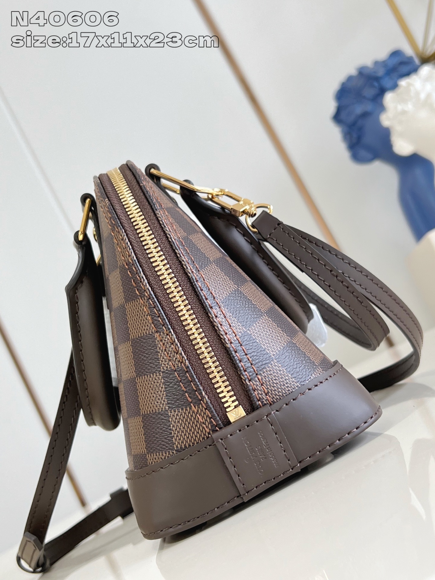 【顶级原单 N40606 】本款 Alma BB 手袋溯源 1934 年的装饰艺术格调,以 Damier