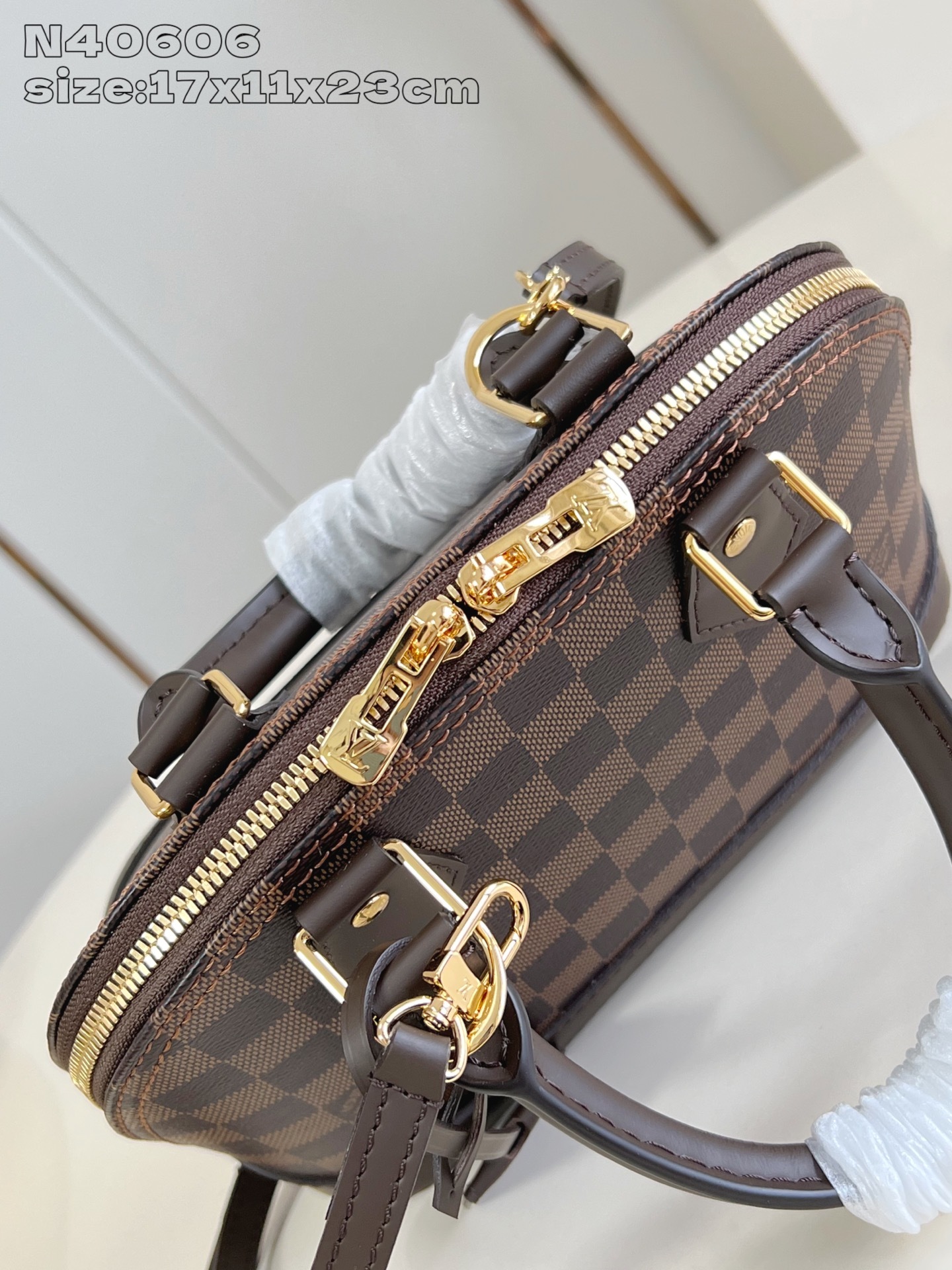 【顶级原单 N40606 】本款 Alma BB 手袋溯源 1934 年的装饰艺术格调,以 Damier
