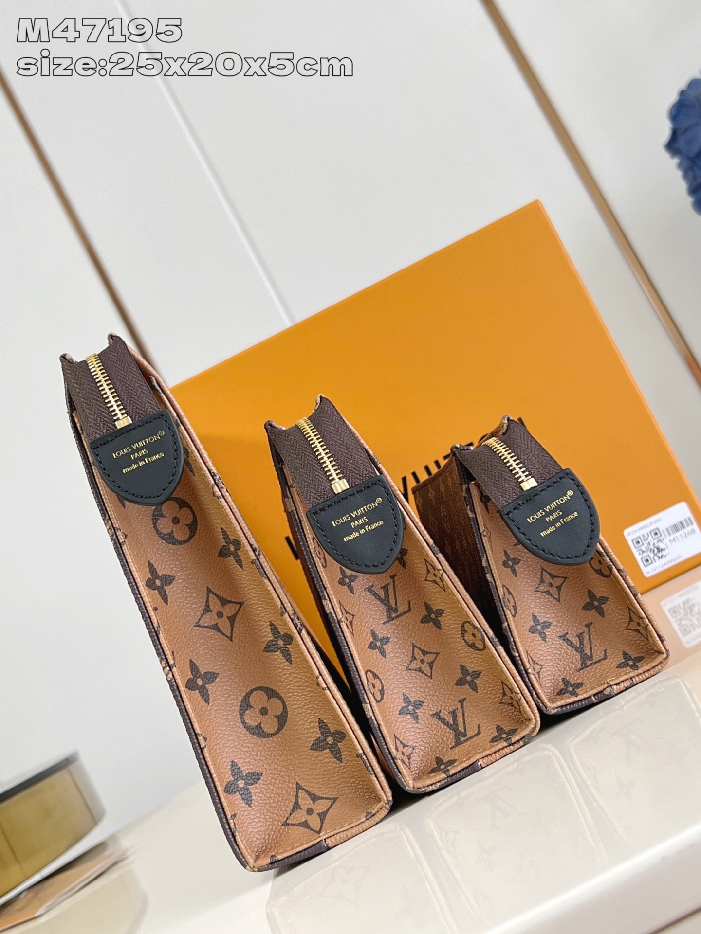 【顶级原单 M47195 】Trio 盥洗袋为 Monogram 帆布搭配明丽可水洗内衬,再以莹亮金属件
