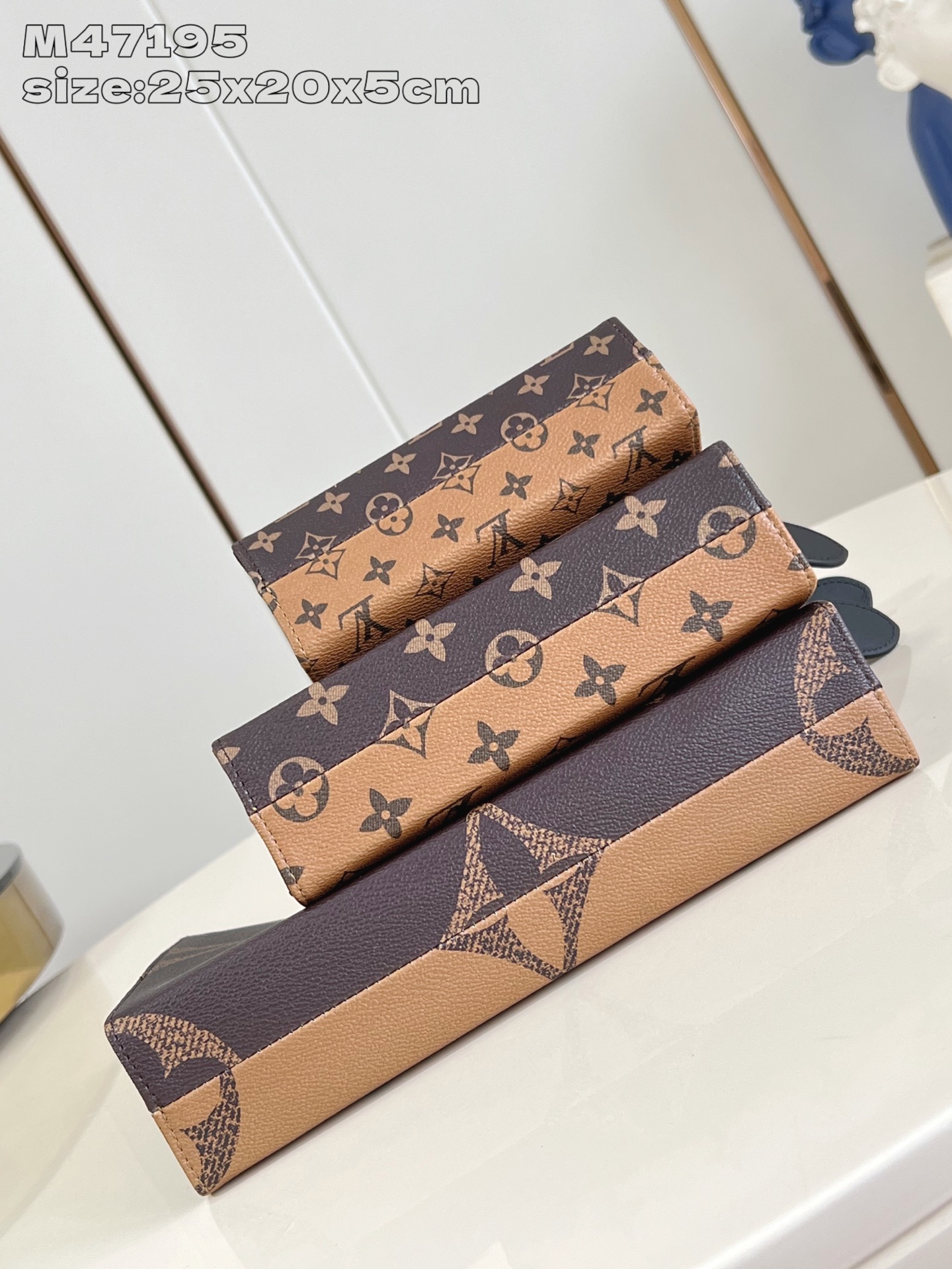 【顶级原单 M47195 】Trio 盥洗袋为 Monogram 帆布搭配明丽可水洗内衬,再以莹亮金属件