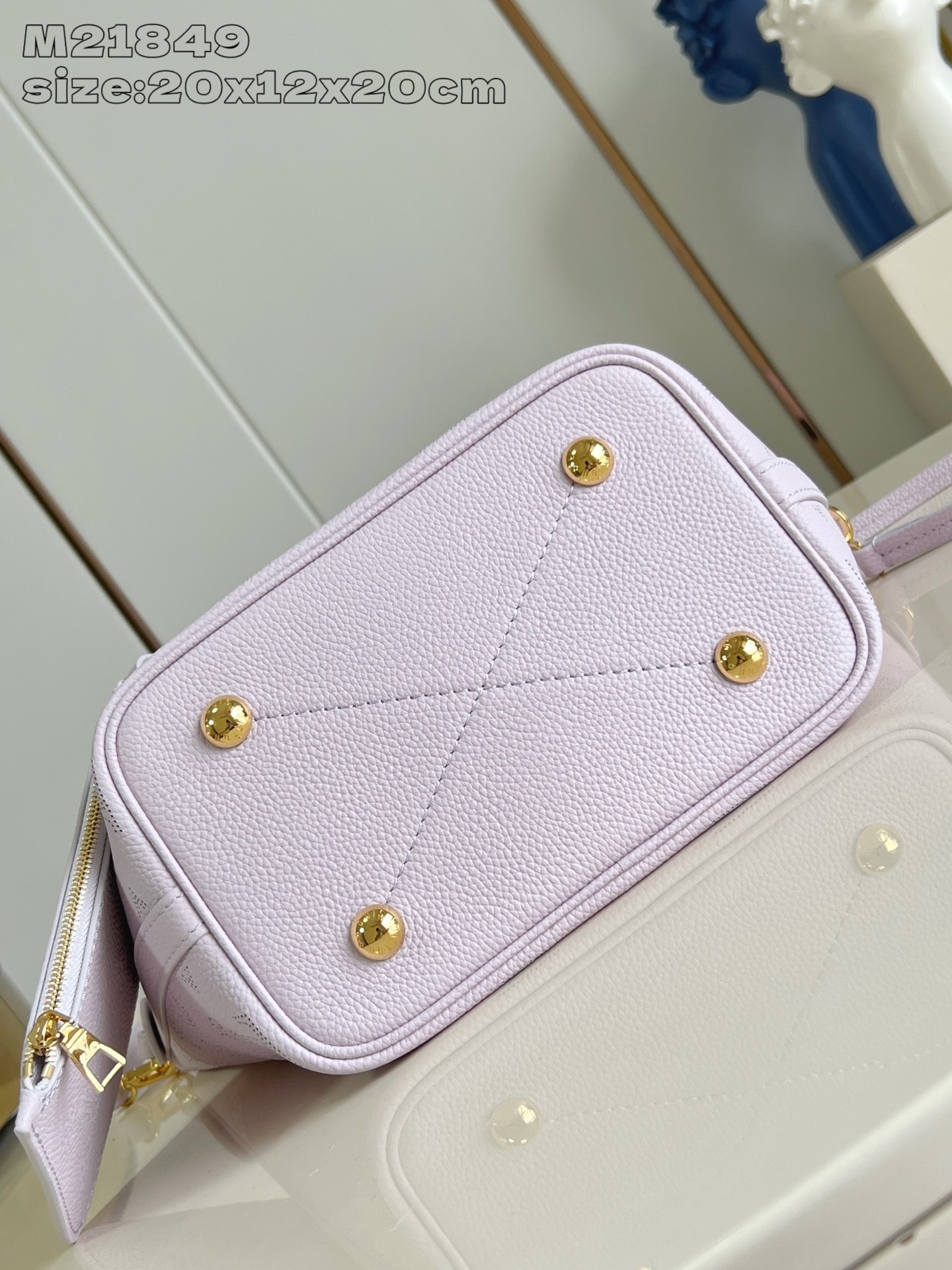 【顶级原单 M21849薰衣草 】M14395 本款 Blossom 小号手袋浸染新季摩登色调,以镂花皮