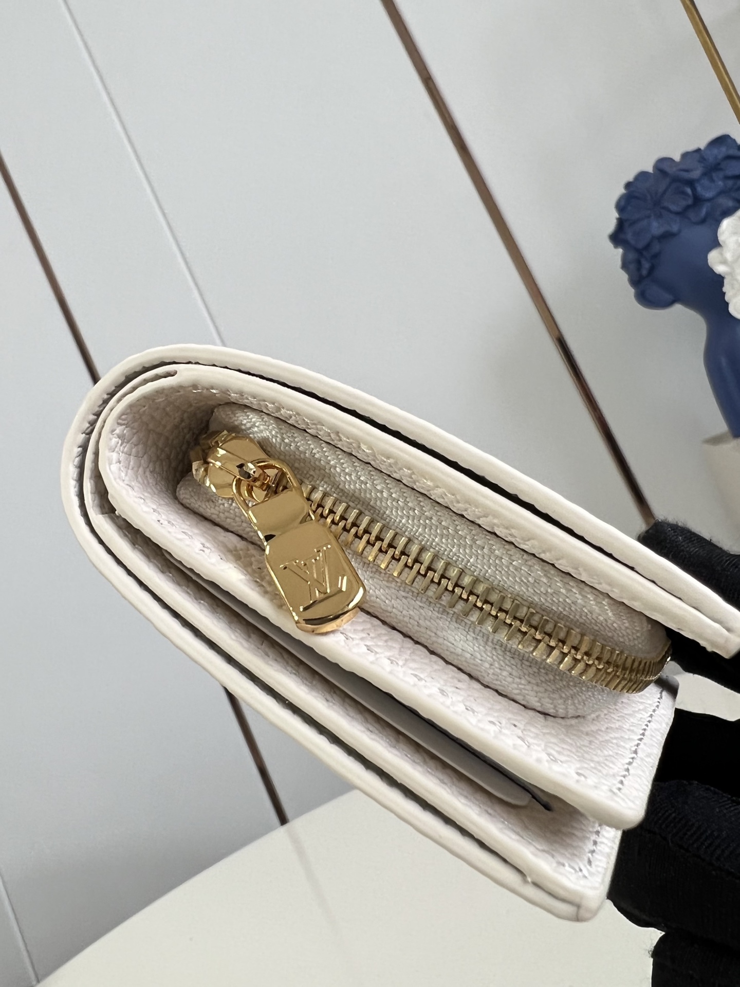 【顶级原单 M25595 】本款 Cléa 钱夹取材 Monogram Empreinte 皮革渲染梦幻