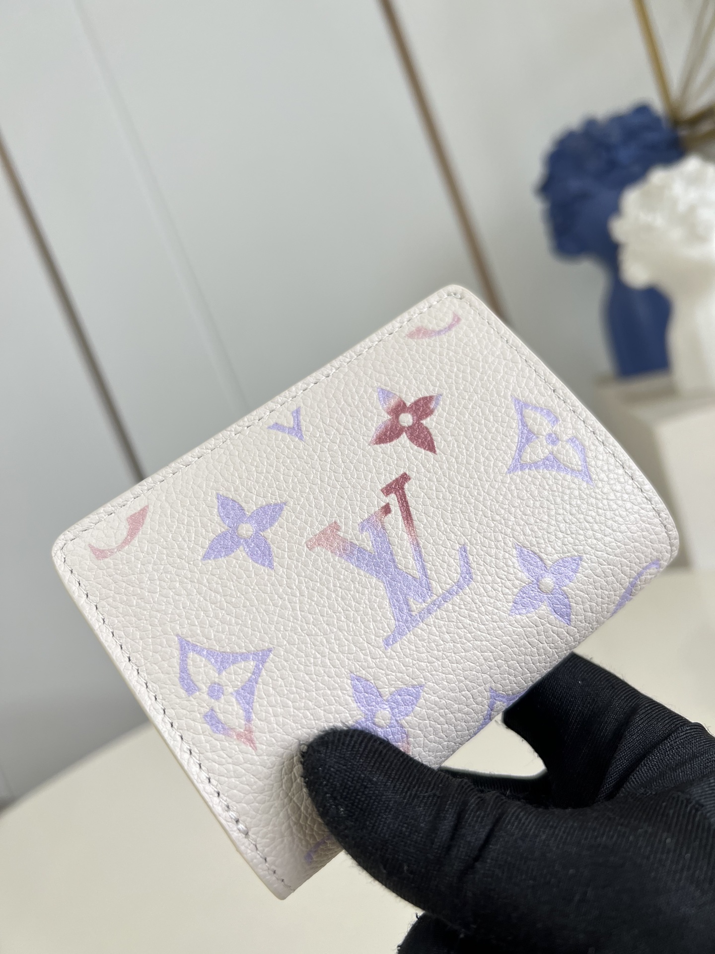 【顶级原单 M25595 】本款 Cléa 钱夹取材 Monogram Empreinte 皮革渲染梦幻