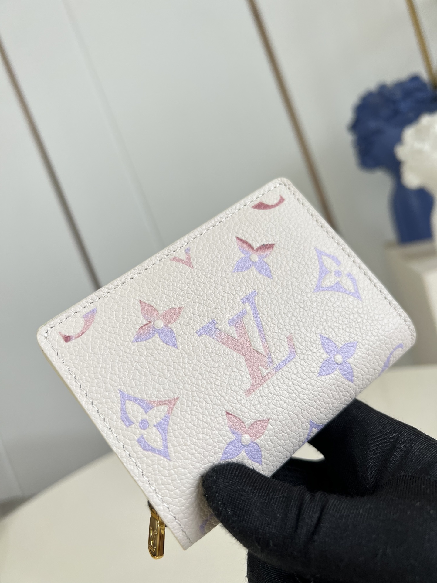 【顶级原单 M25595 】本款 Cléa 钱夹取材 Monogram Empreinte 皮革渲染梦幻
