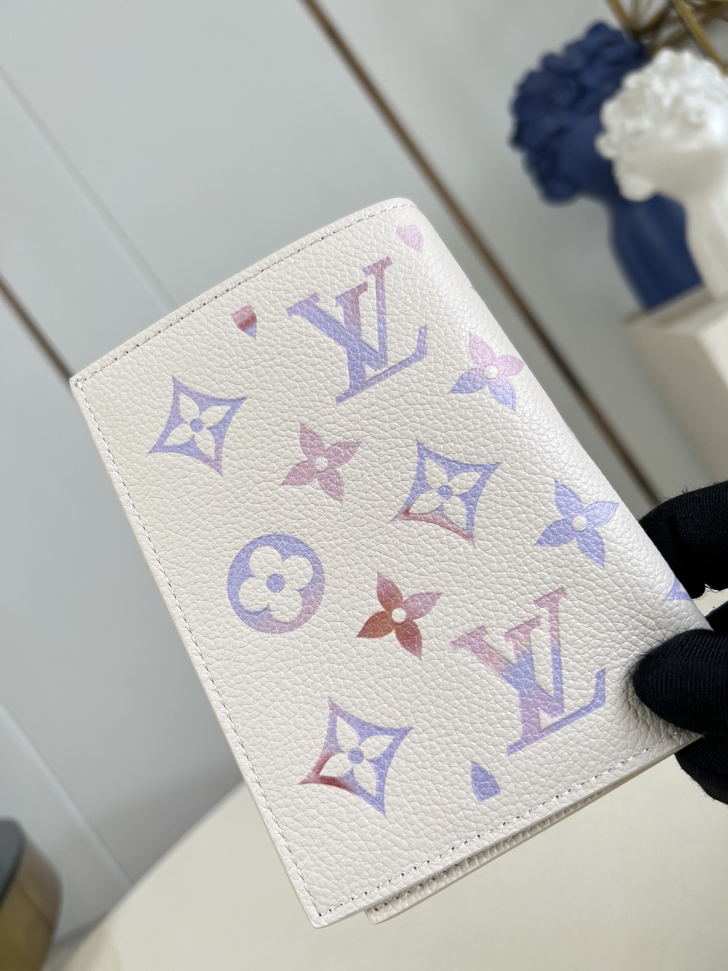 【顶级原单 M25917 】本款护照套为 Monogram Empreinte 皮革渲染梦幻色彩,与牛皮