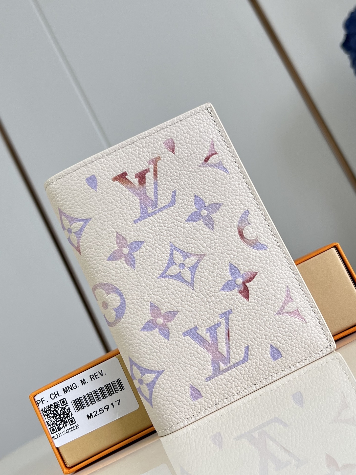 【顶级原单 M25917 】本款护照套为 Monogram Empreinte 皮革渲染梦幻色彩,与牛皮