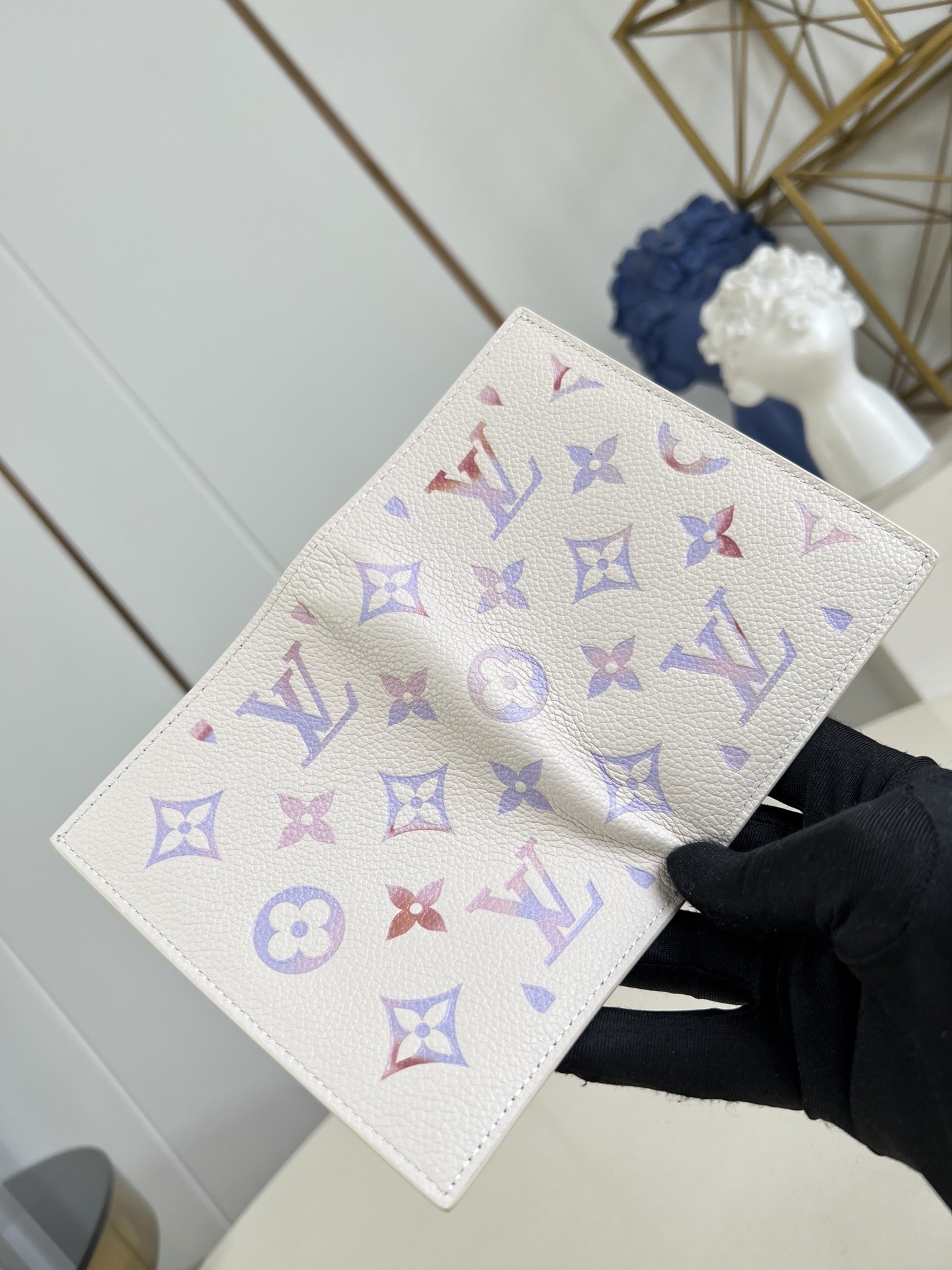 【顶级原单 M25917 】本款护照套为 Monogram Empreinte 皮革渲染梦幻色彩,与牛皮