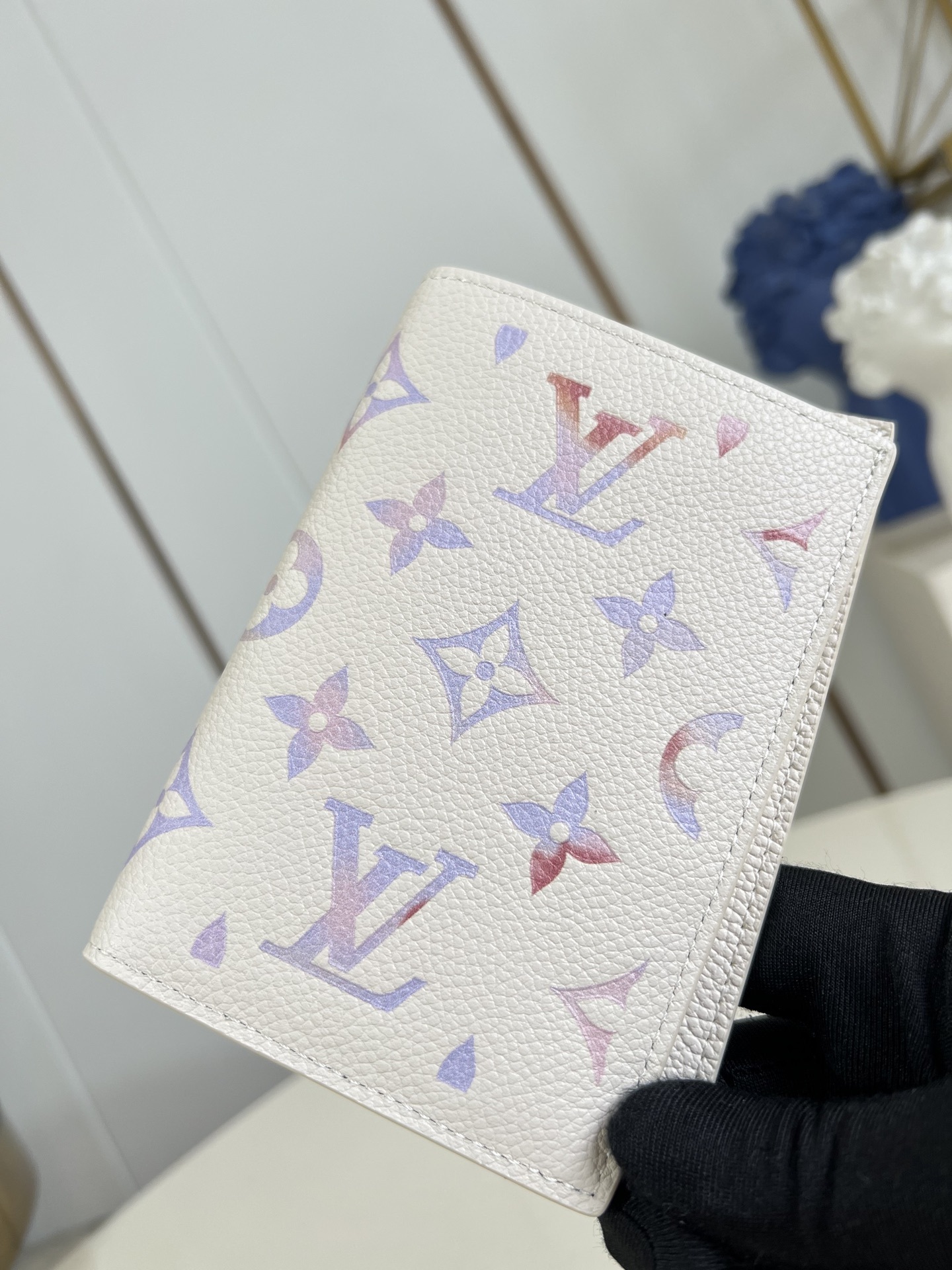 【顶级原单 M25917 】本款护照套为 Monogram Empreinte 皮革渲染梦幻色彩,与牛皮
