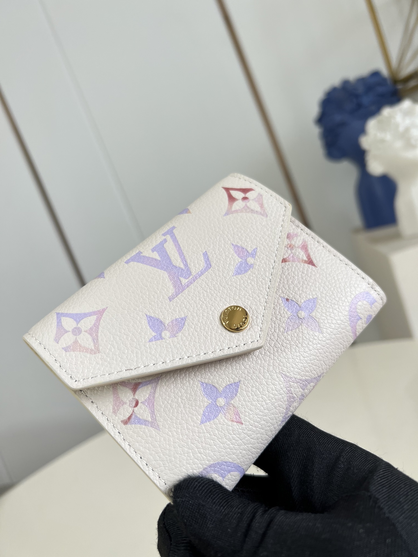【顶级原单 M25649 】本款 Victorine 钱夹为 Monogram Empreinte 皮革