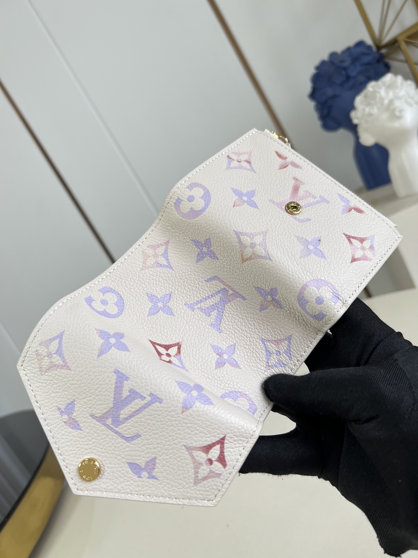 【顶级原单 M25649 】本款 Victorine 钱夹为 Monogram Empreinte 皮革