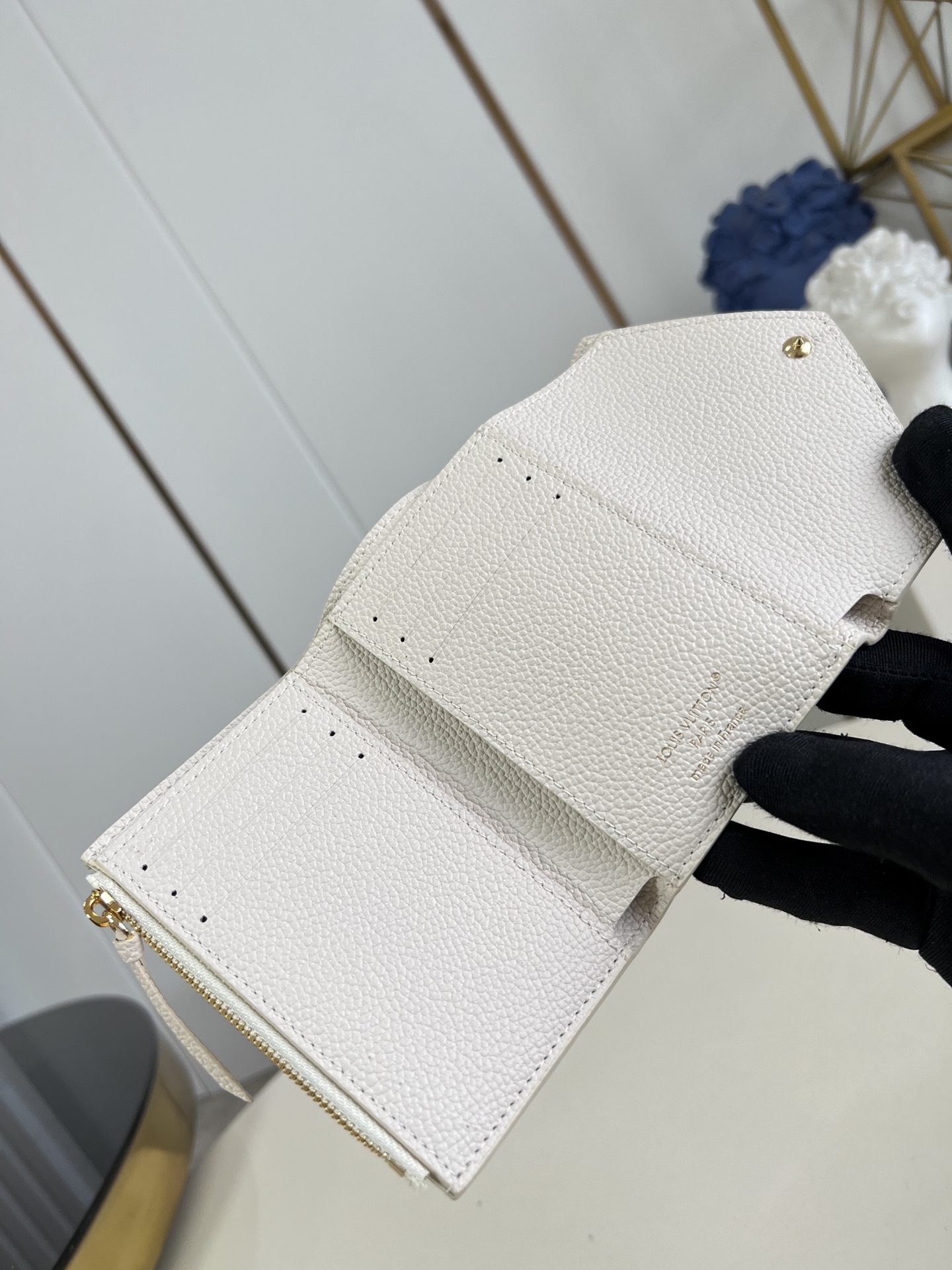 【顶级原单 M25649 】本款 Victorine 钱夹为 Monogram Empreinte 皮革