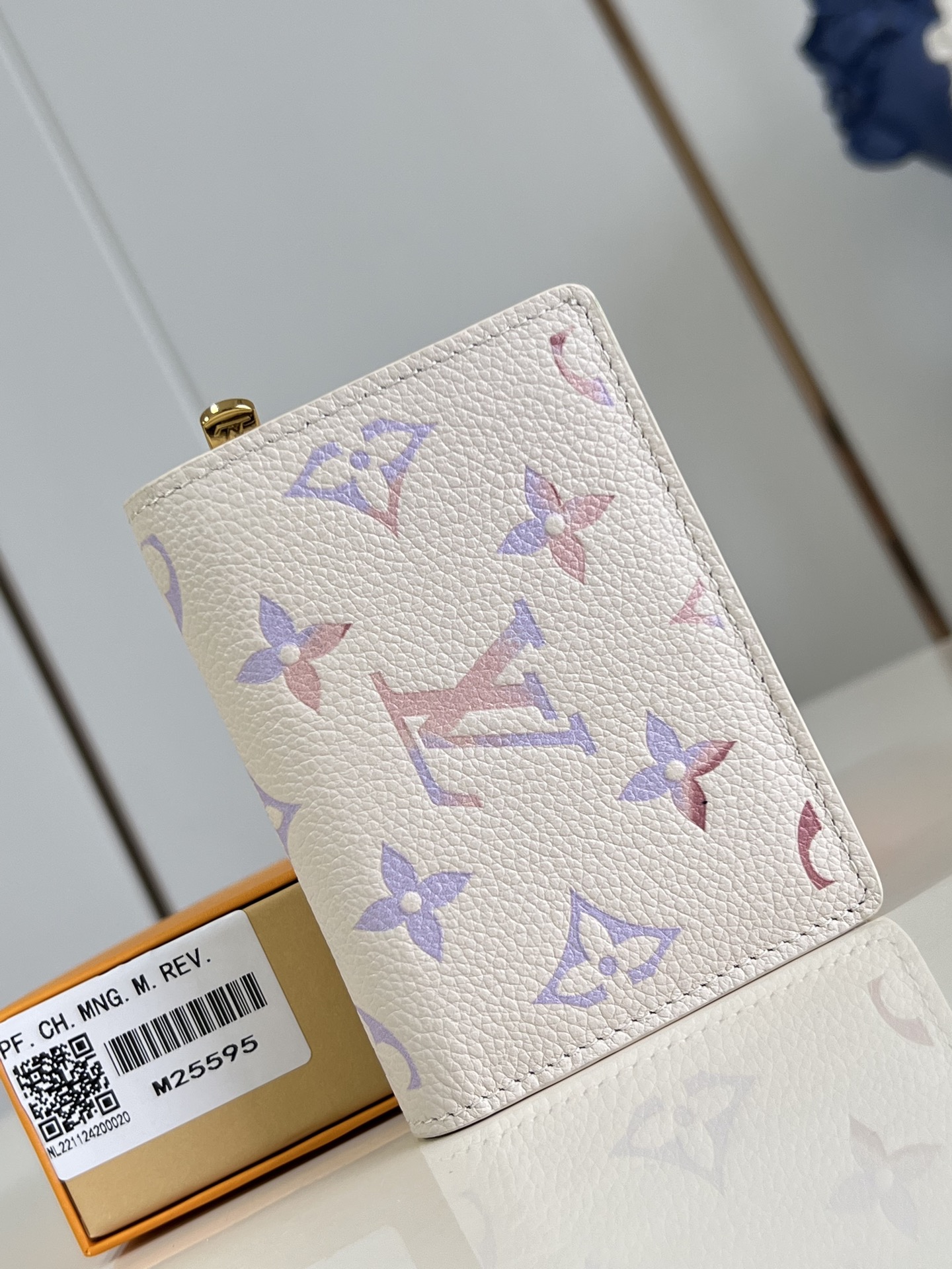 【顶级原单 M25595 】本款 Cléa 钱夹取材 Monogram Empreinte 皮革渲染梦幻