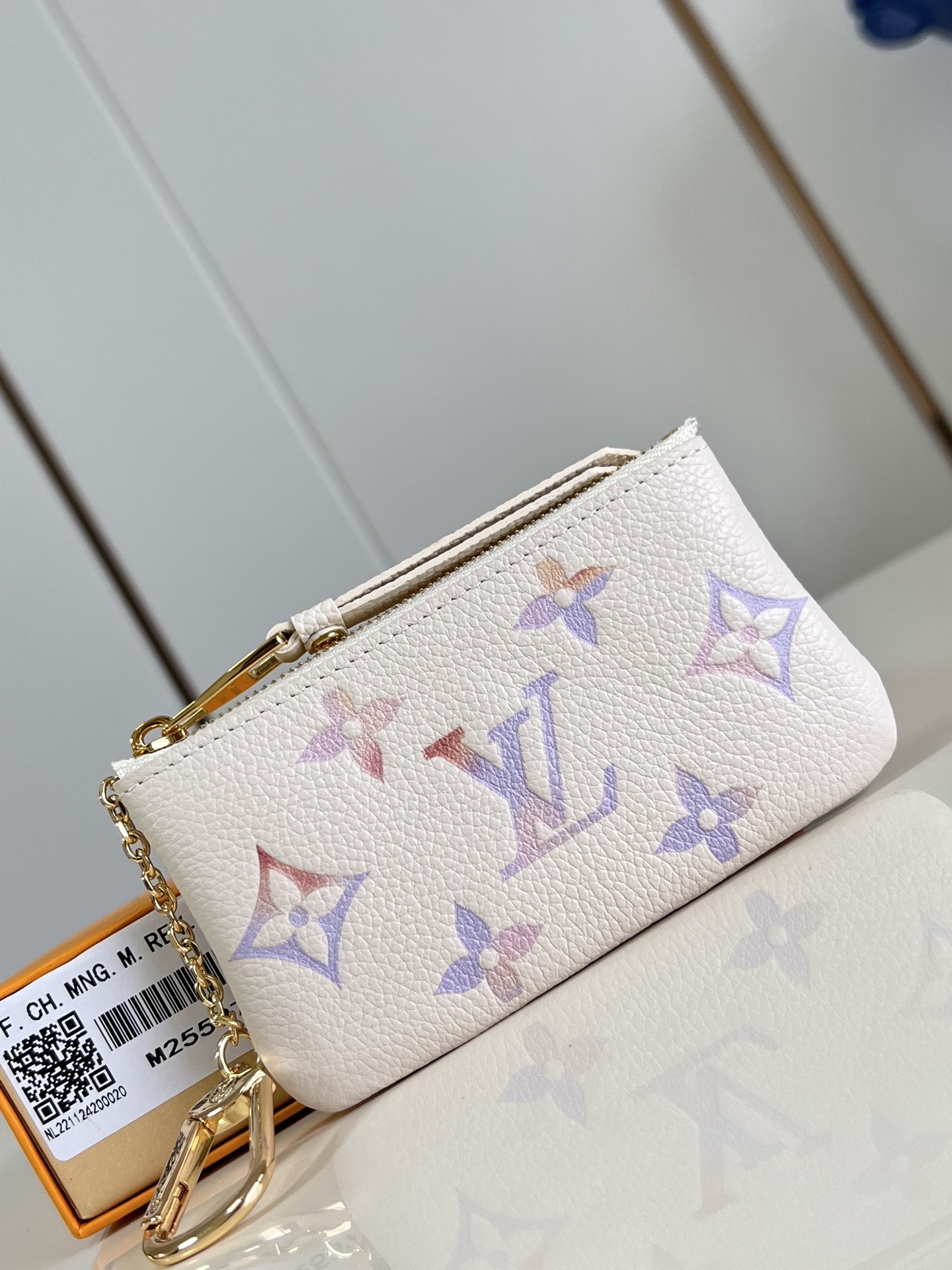 【顶级原单 M25594 】本款钥匙零钱包拥有典雅幻梦色彩,以 Monogram Empreinte 皮