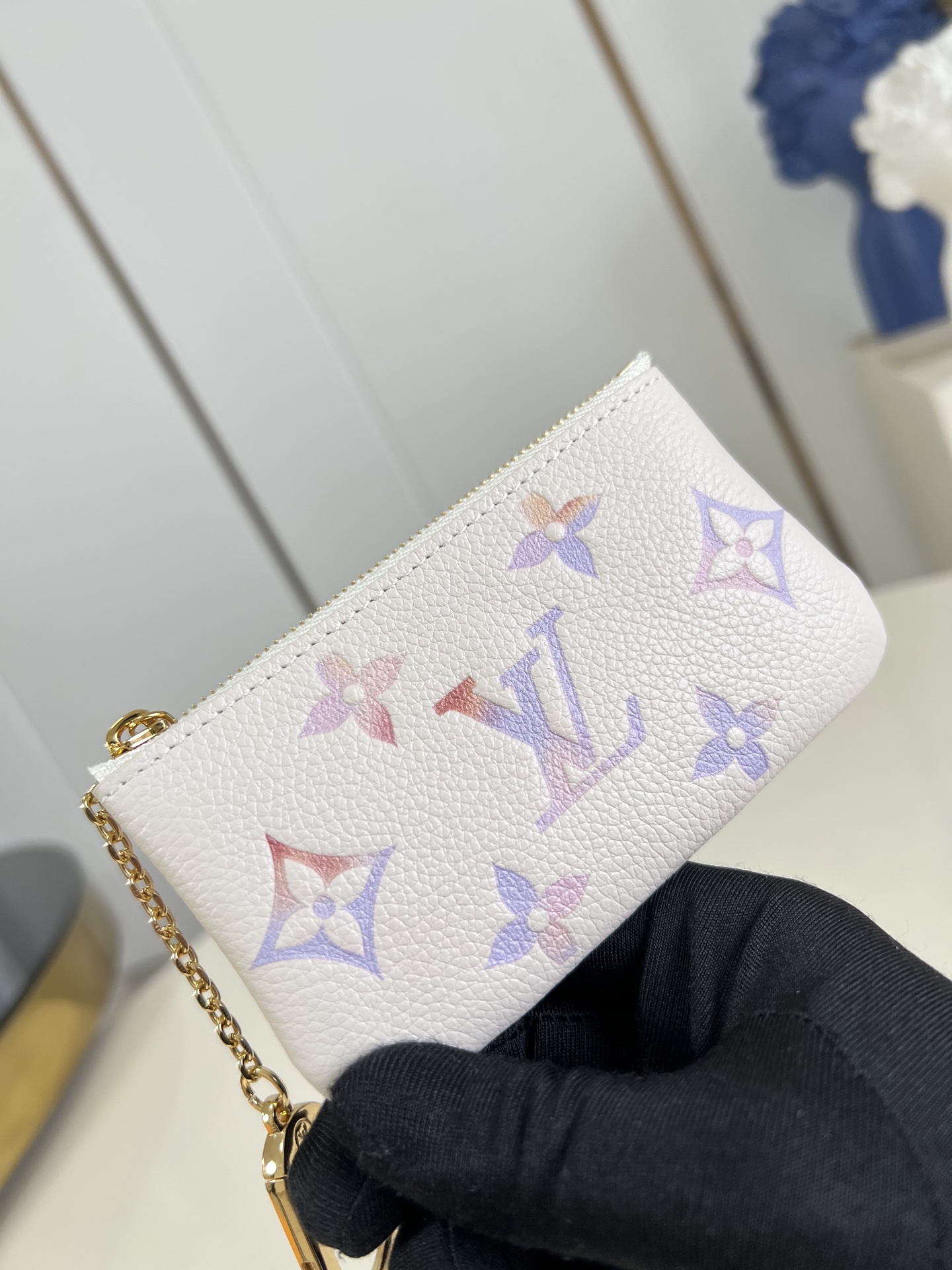 【顶级原单 M25594 】本款钥匙零钱包拥有典雅幻梦色彩,以 Monogram Empreinte 皮