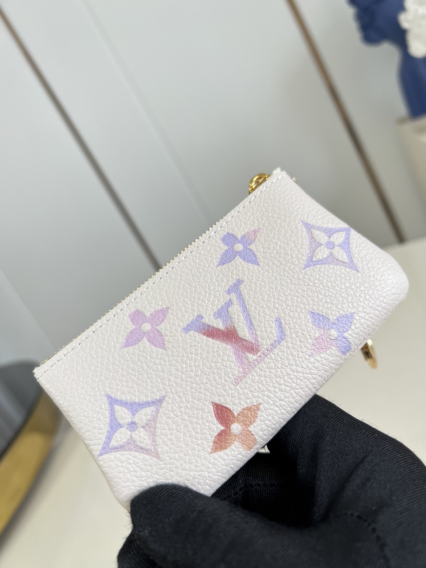 【顶级原单 M25594 】本款钥匙零钱包拥有典雅幻梦色彩,以 Monogram Empreinte 皮