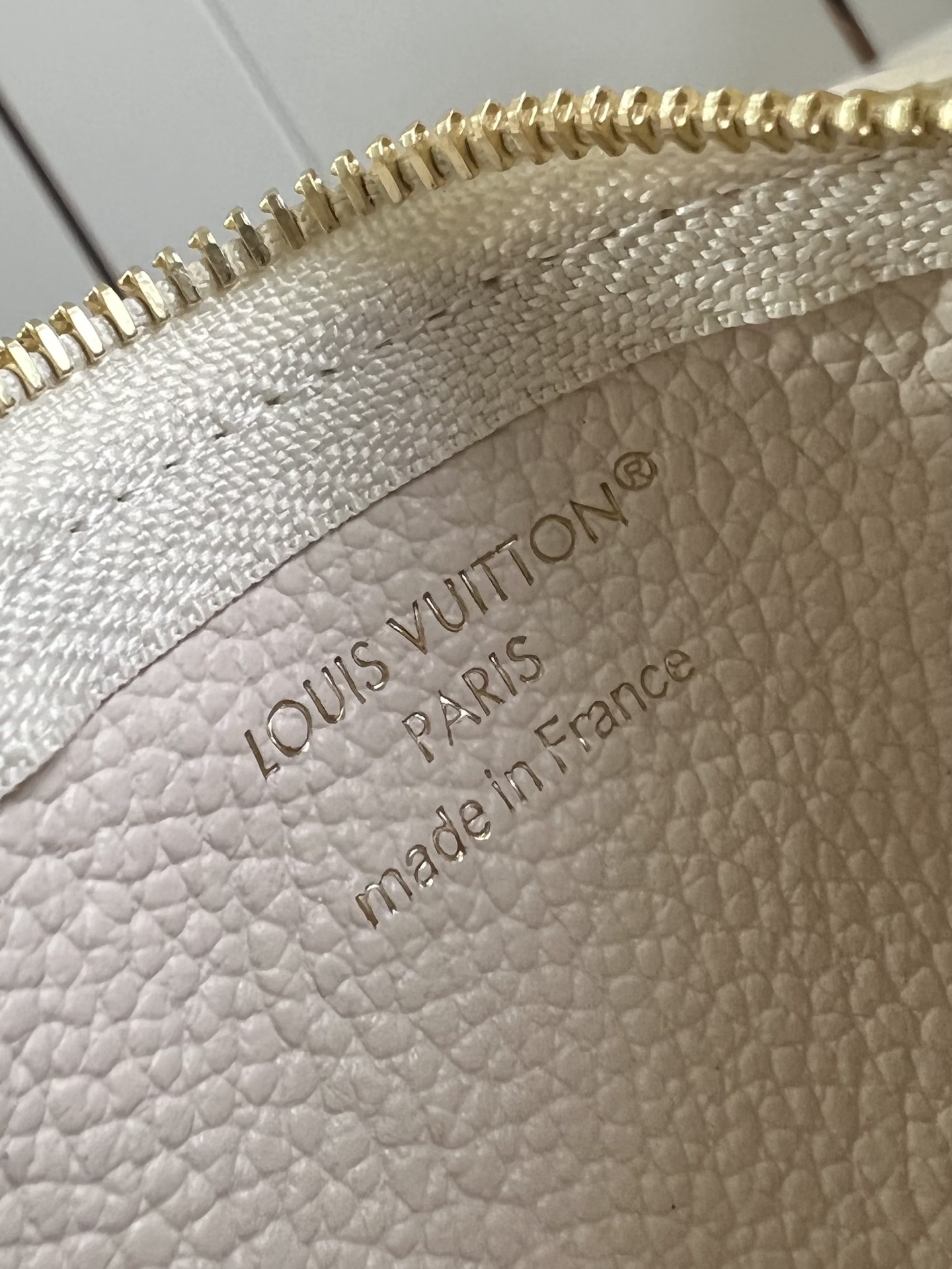 【顶级原单 M25594 】本款钥匙零钱包拥有典雅幻梦色彩,以 Monogram Empreinte 皮