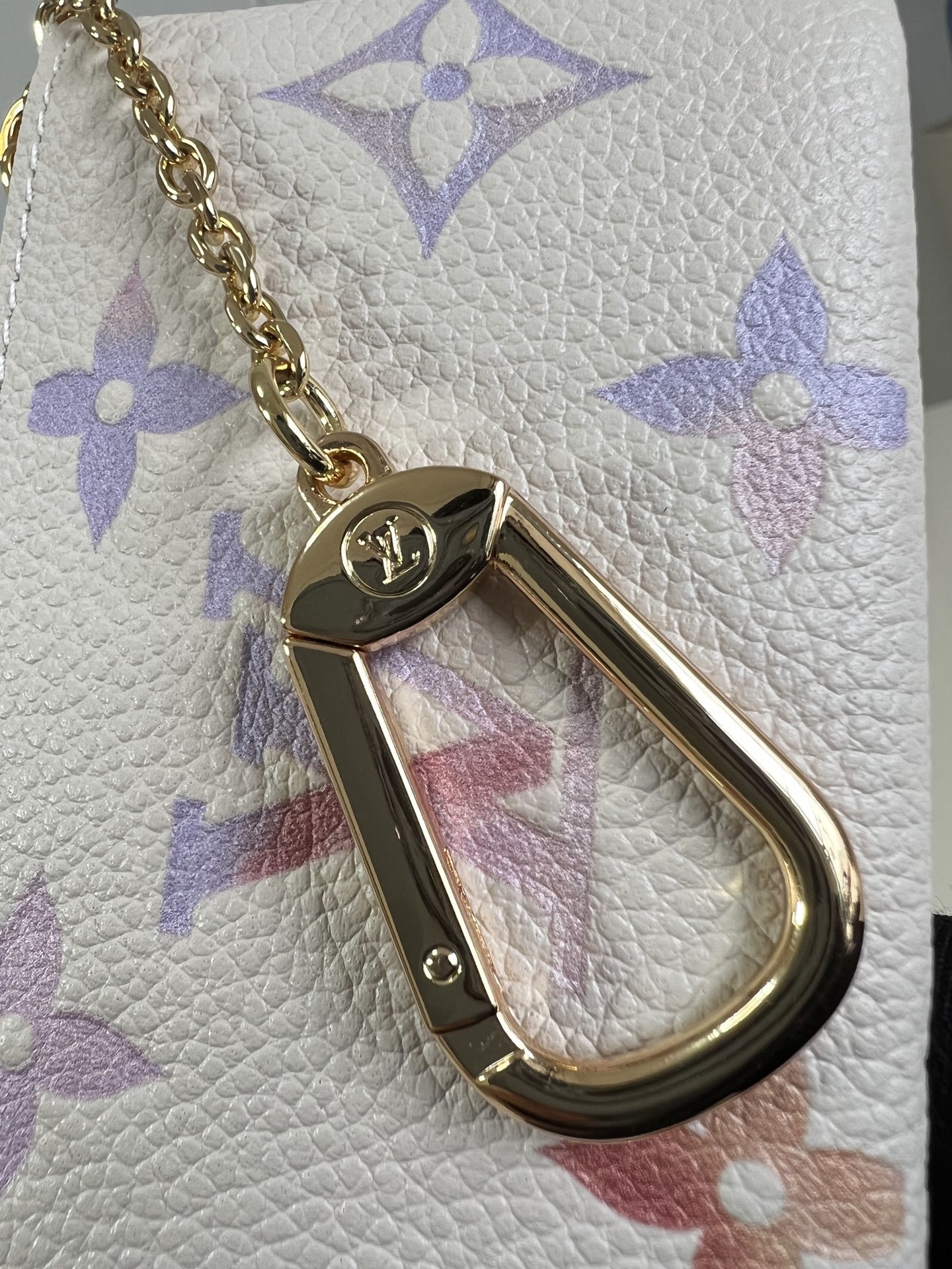 【顶级原单 M25594 】本款钥匙零钱包拥有典雅幻梦色彩,以 Monogram Empreinte 皮