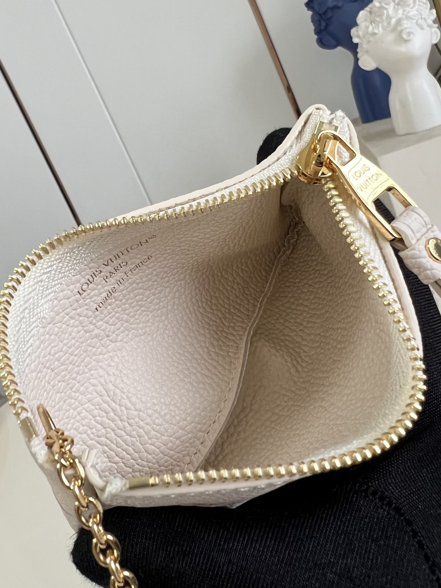 【顶级原单 M25594 】本款钥匙零钱包拥有典雅幻梦色彩,以 Monogram Empreinte 皮