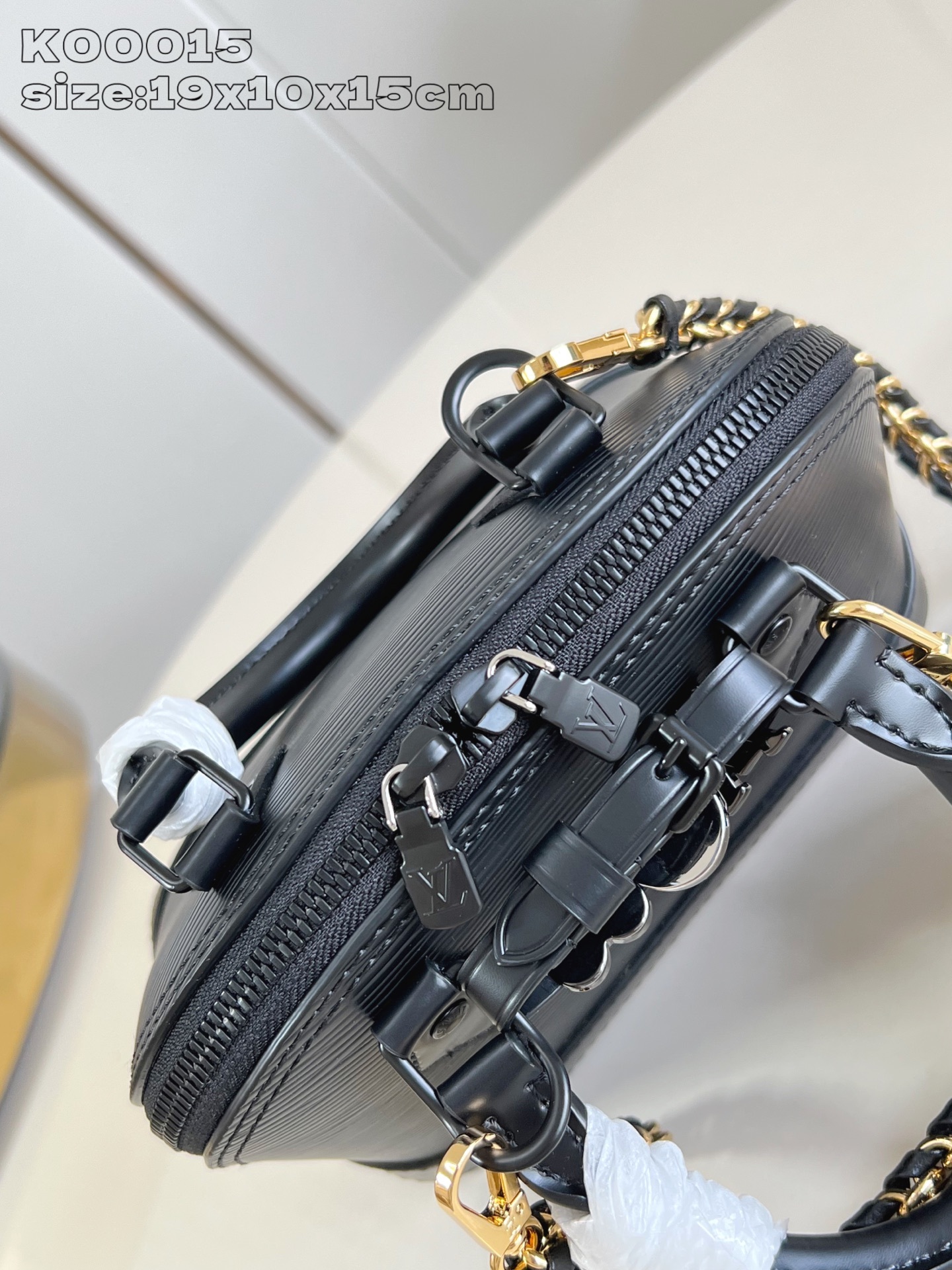 【顶级原单 K00015黑 】本款 Alma 迷你手袋出自 LV&I 定制系列,选用 Monogram