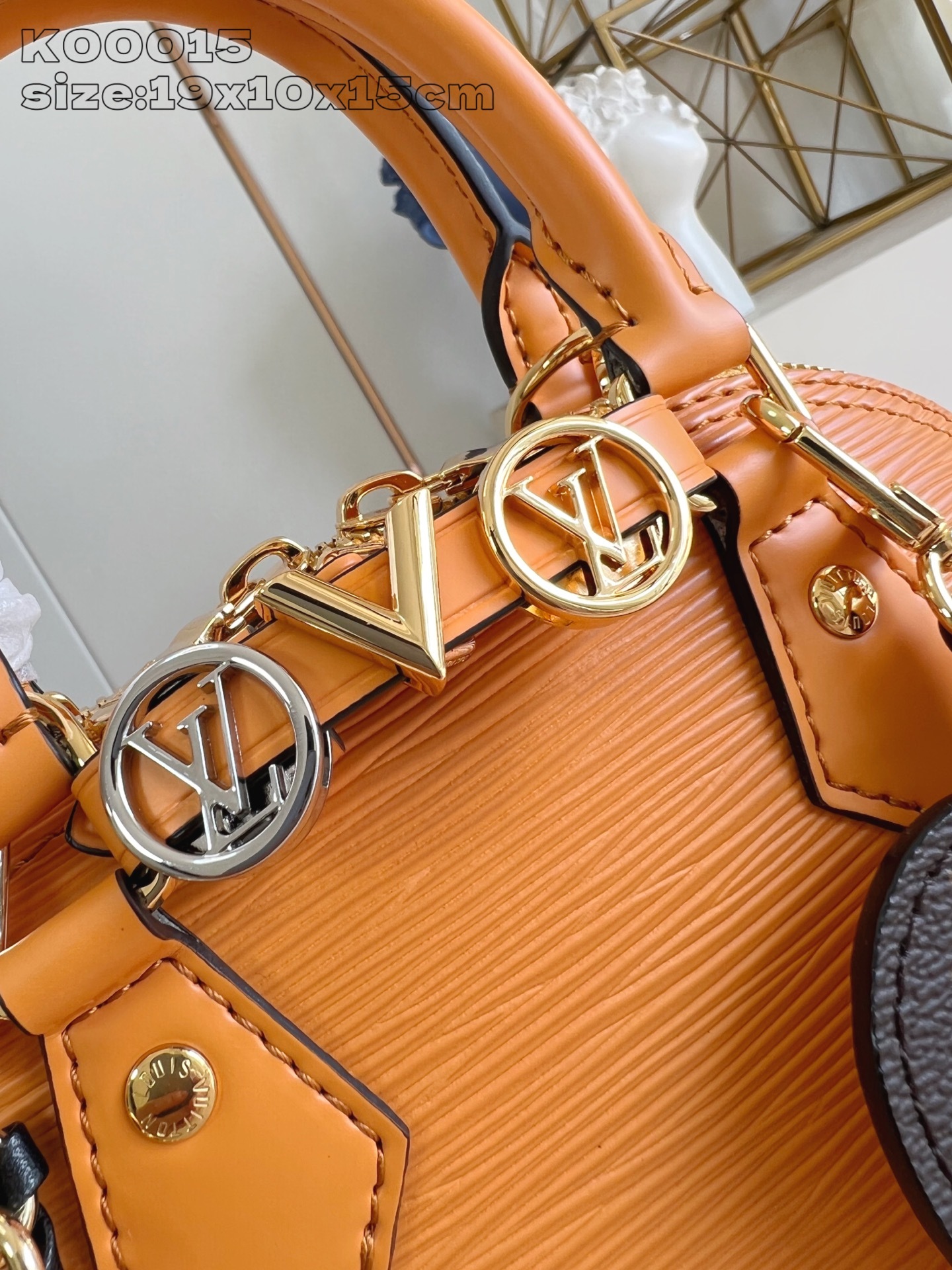 【顶级原单 K00015姜黄 】本款 Alma 迷你手袋出自 LV&I 定制系列,选用 Monogram