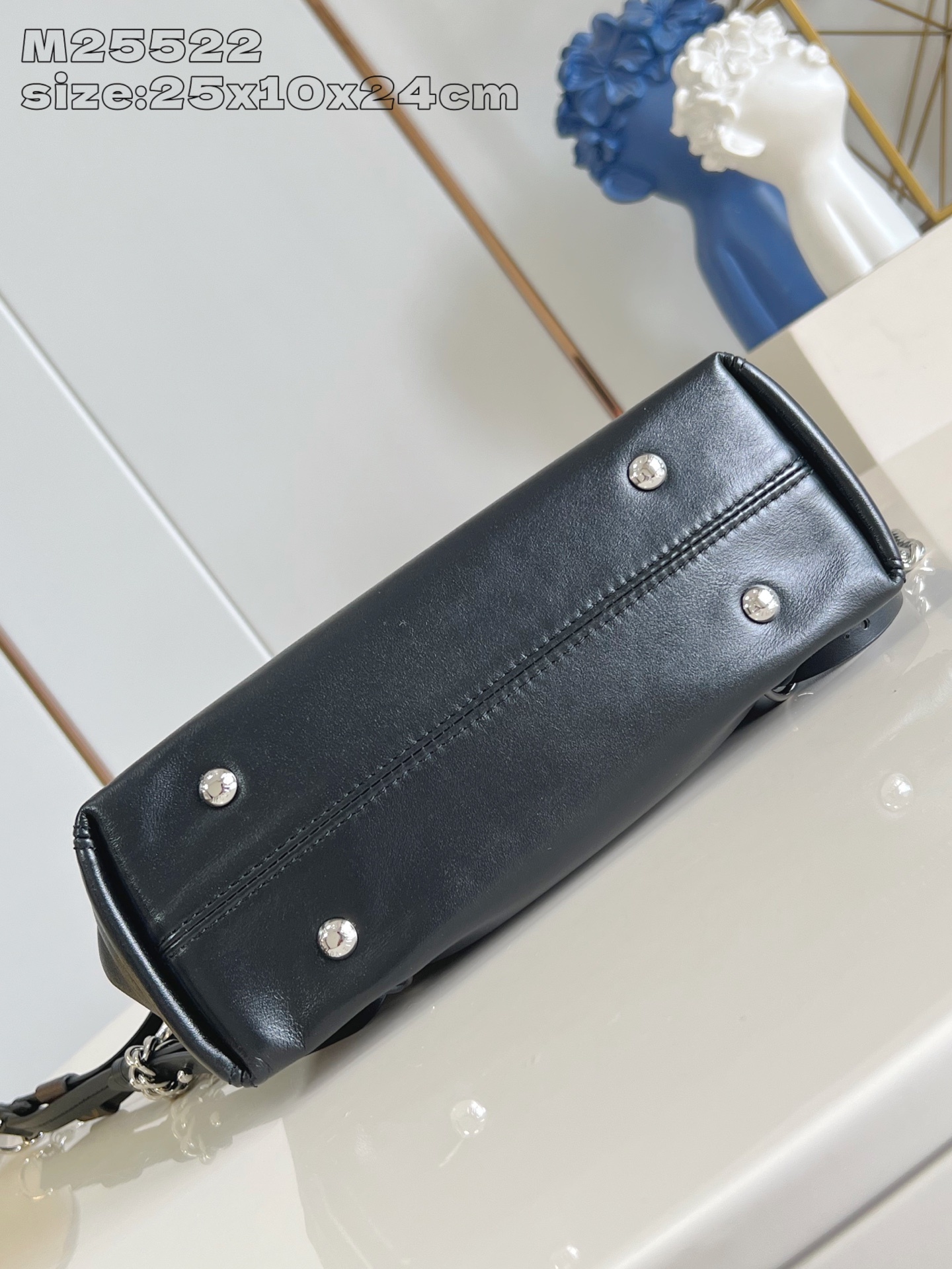 【顶级原单 M25522 】LV Vibe 系列推出 Off Duty 双肩包,以羊皮革塑造休闲构型,成