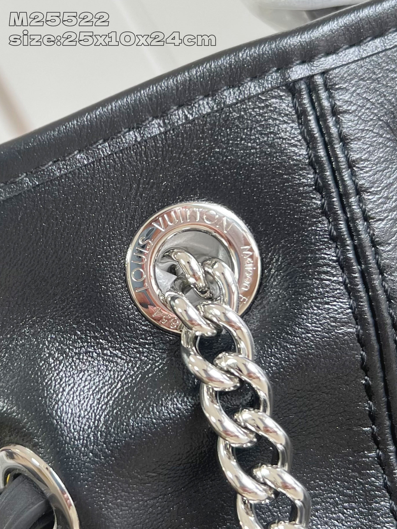 【顶级原单 M25522 】LV Vibe 系列推出 Off Duty 双肩包,以羊皮革塑造休闲构型,成