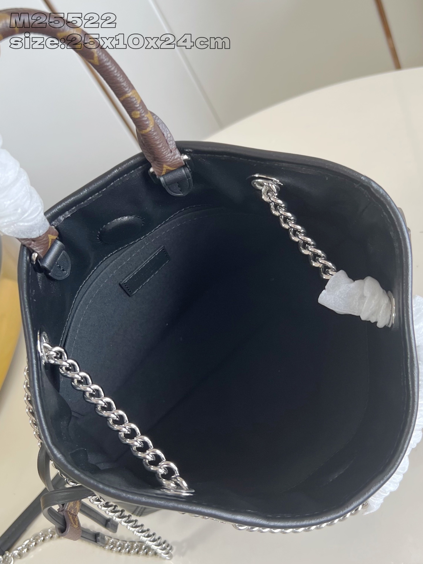 【顶级原单 M25522 】LV Vibe 系列推出 Off Duty 双肩包,以羊皮革塑造休闲构型,成