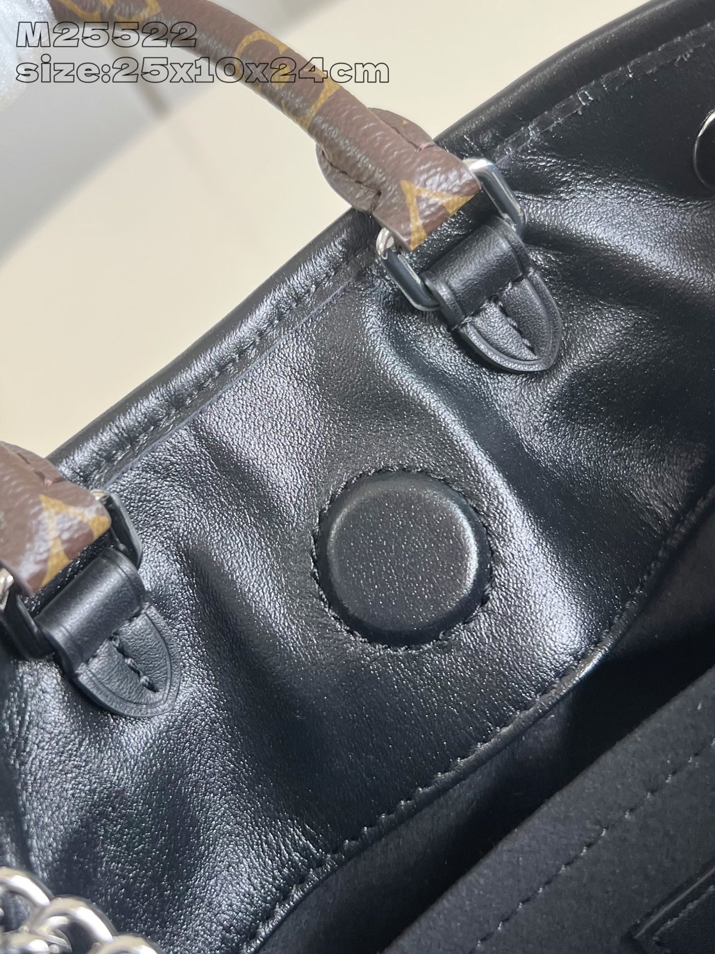 【顶级原单 M25522 】LV Vibe 系列推出 Off Duty 双肩包,以羊皮革塑造休闲构型,成