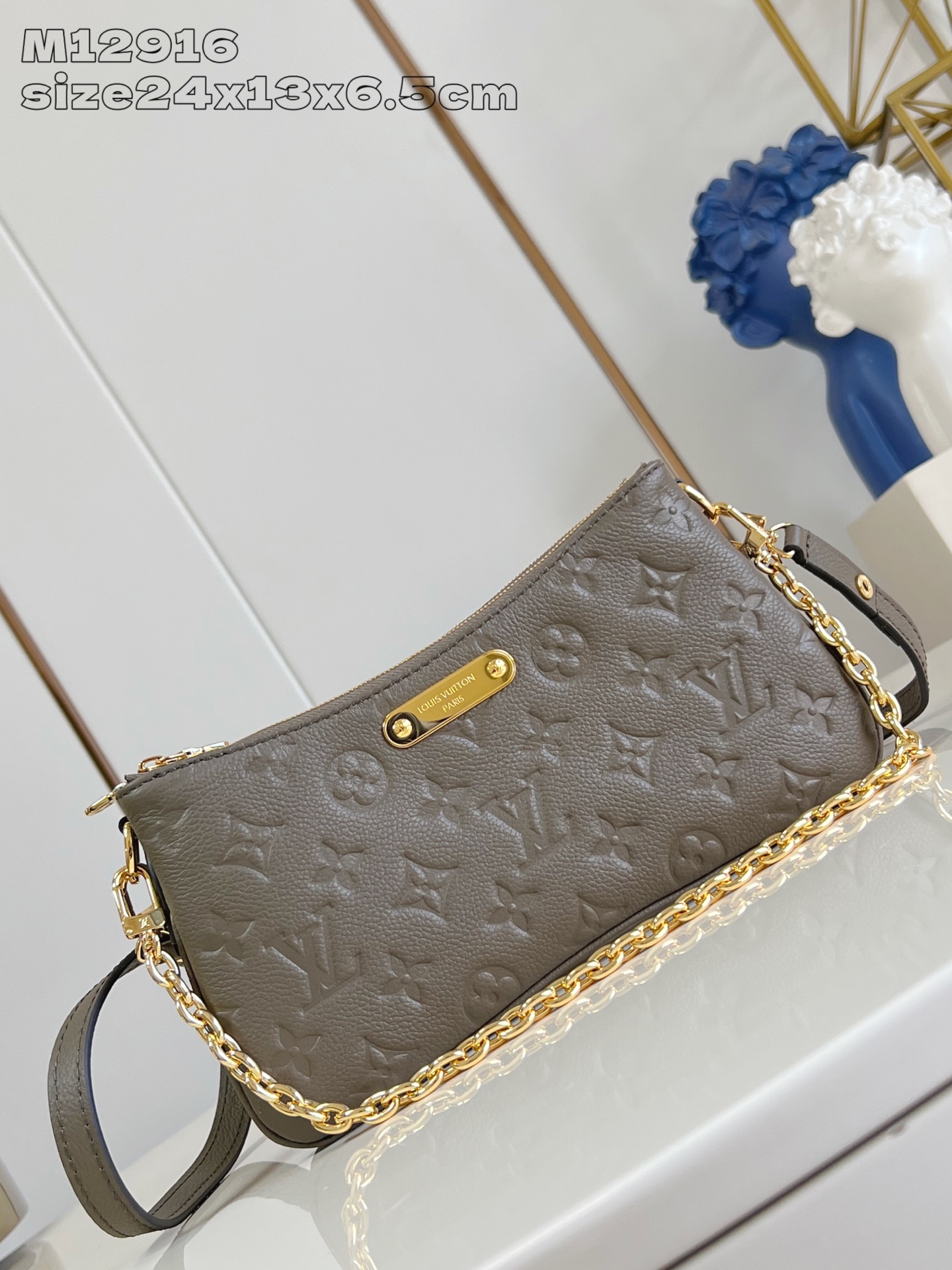 루이비통 M12916 연녹색 엠보싱 모노그램 앙프렝뜨 가죽 가방입니다. 탈부착 가능한 Louis Vuitton Bag
