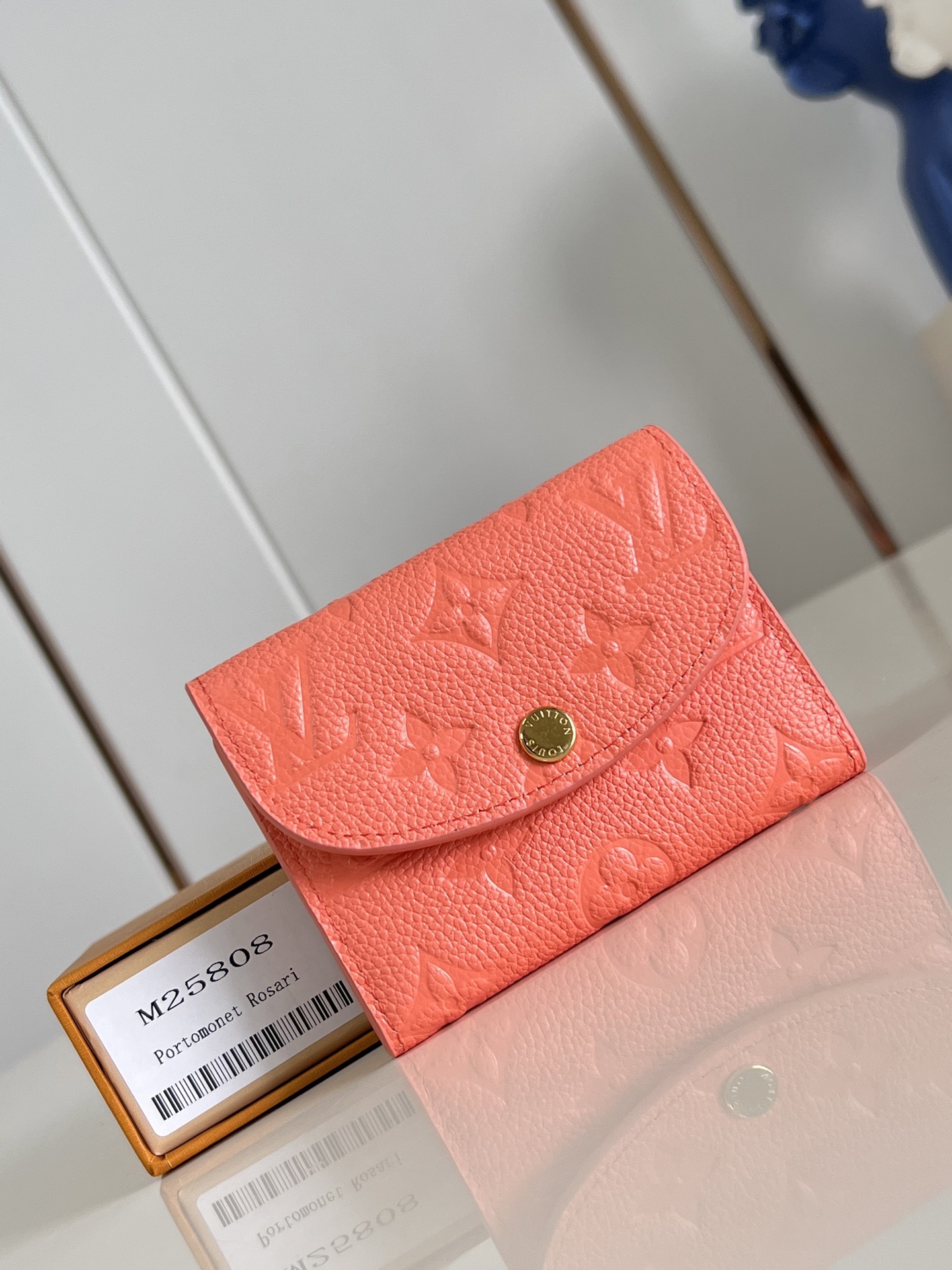 루이비통 M25808 桔红 這款Rosalie零錢包以柔軟Monogram Empreinte粒face皮革製造，綴有標誌性的Monogram壓꽃圖案 모노그램 앙프렝뜨 Louis Vuitton Bag