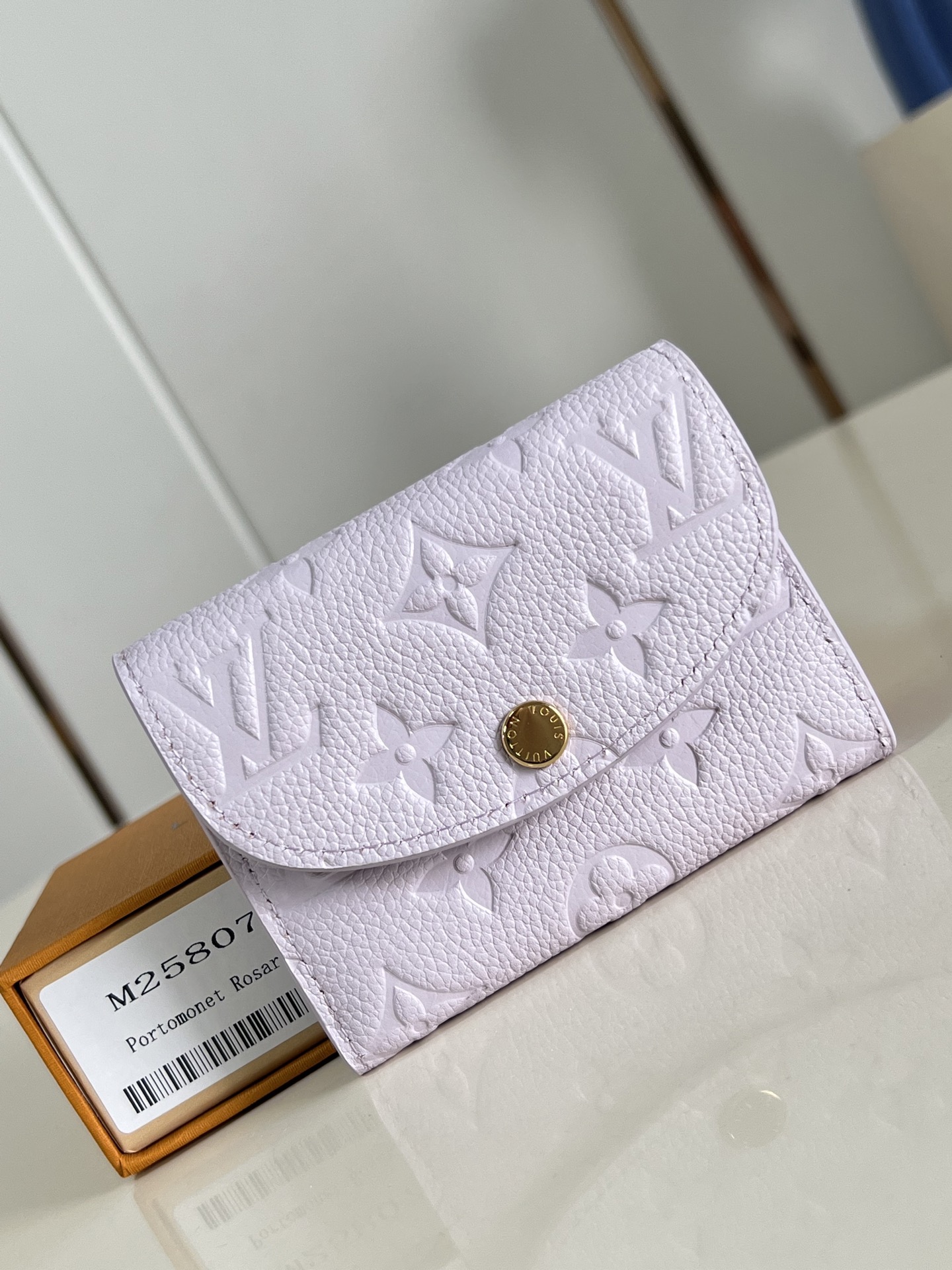 ?신품 M25807紫 這款Rosalie零錢包以柔軟Monogram Empreinte粒face皮革製造，綴有標誌性的Monogram壓꽃圖案。11 x 8 x 2.5 厘米(길이 x 높이 x 속도) ?260 Louis Vuitton Bag