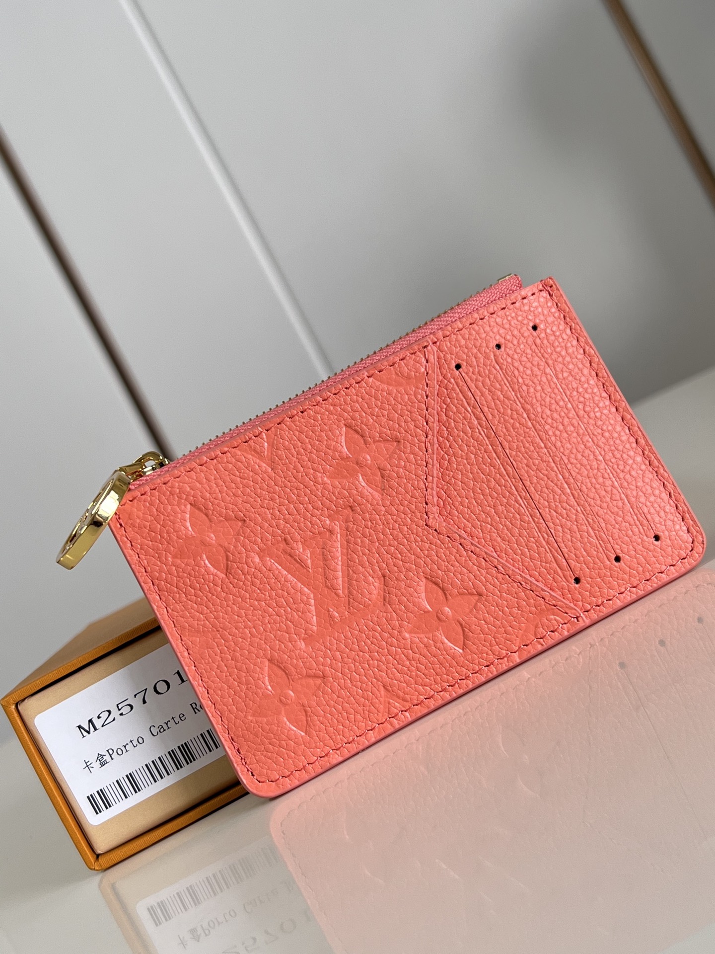 ?신제품 M25701桔红 這款Romy 이름 그림 夾以Monogram Empreinte壓flower皮革製造，粉彩color調為實用百搭的配飾添上鮮明 柔美氣息。12 x 8 x 0.8厘米(길이 x 고도 x 길이) ?240 Louis Vuitton Bag