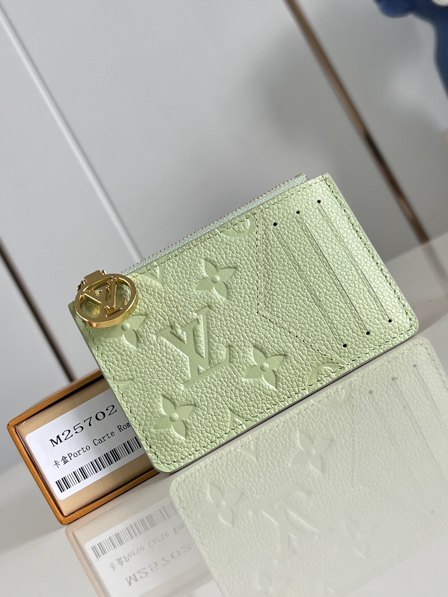 ?신제품 M25702绿color 這款Romy 이름 그림 夾以Monogram Empreinte壓flower皮革製造,粉彩color調為實用百搭的配飾添上鮮明 柔美氣息。12 x 8 x 0.8厘米(길이 x 고도 x 길이) ?240 Louis Vuitton Bag