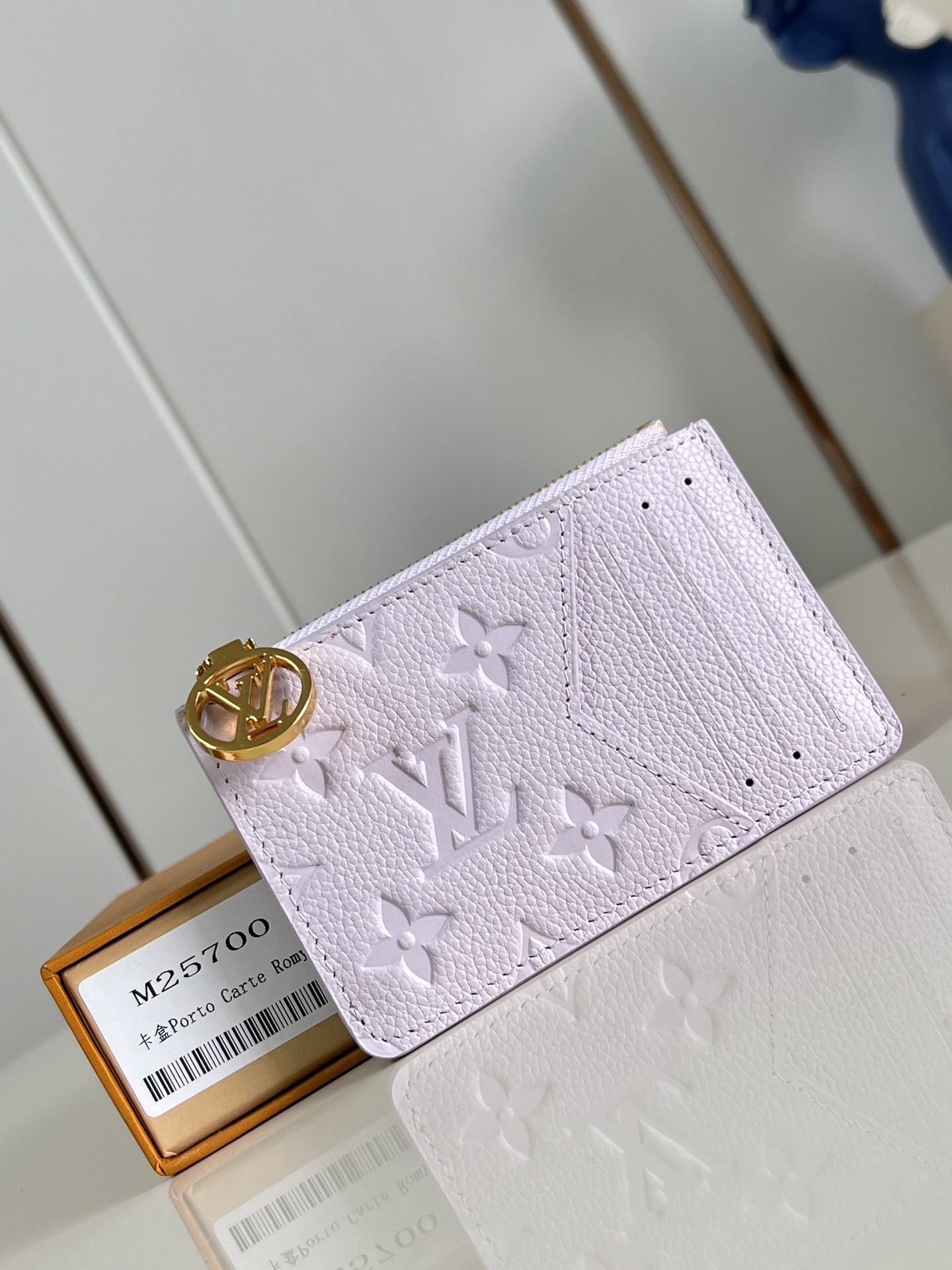 루이비통 M25700 Romy 이름 조각 夾以Monogram Empreinte壓flower皮革製造，粉彩color調為實用百搭的配飾添上鮮明 柔美氣息 모노그램 앙프렝뜨 Louis Vuitton Bag
