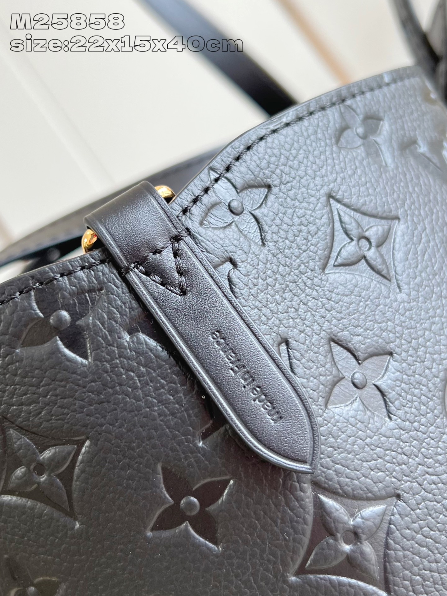 【顶级原单 M25858黑压花 】本款 All In One 小号手袋为 Monogram Emprei