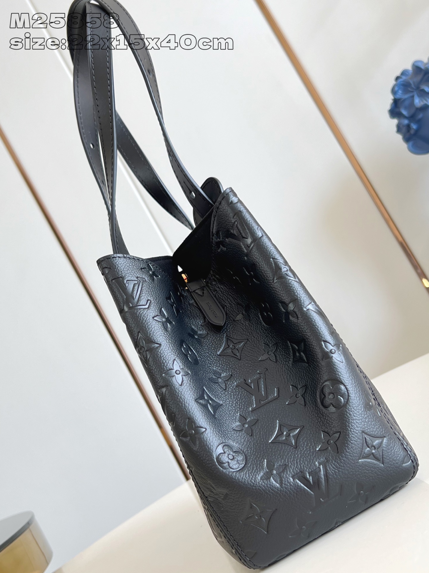 【顶级原单 M25858黑压花 】本款 All In One 小号手袋为 Monogram Emprei