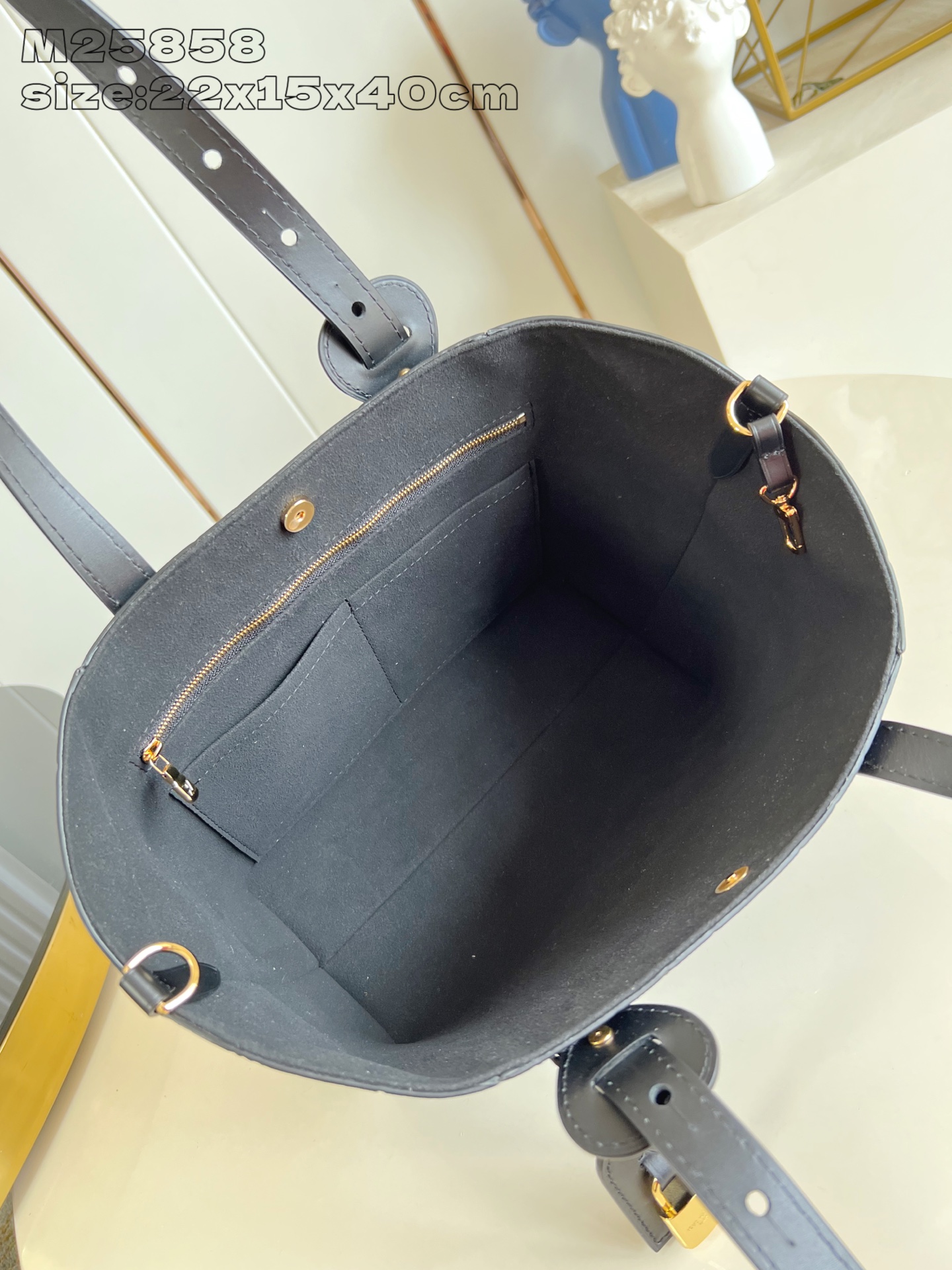 【顶级原单 M25858黑压花 】本款 All In One 小号手袋为 Monogram Emprei