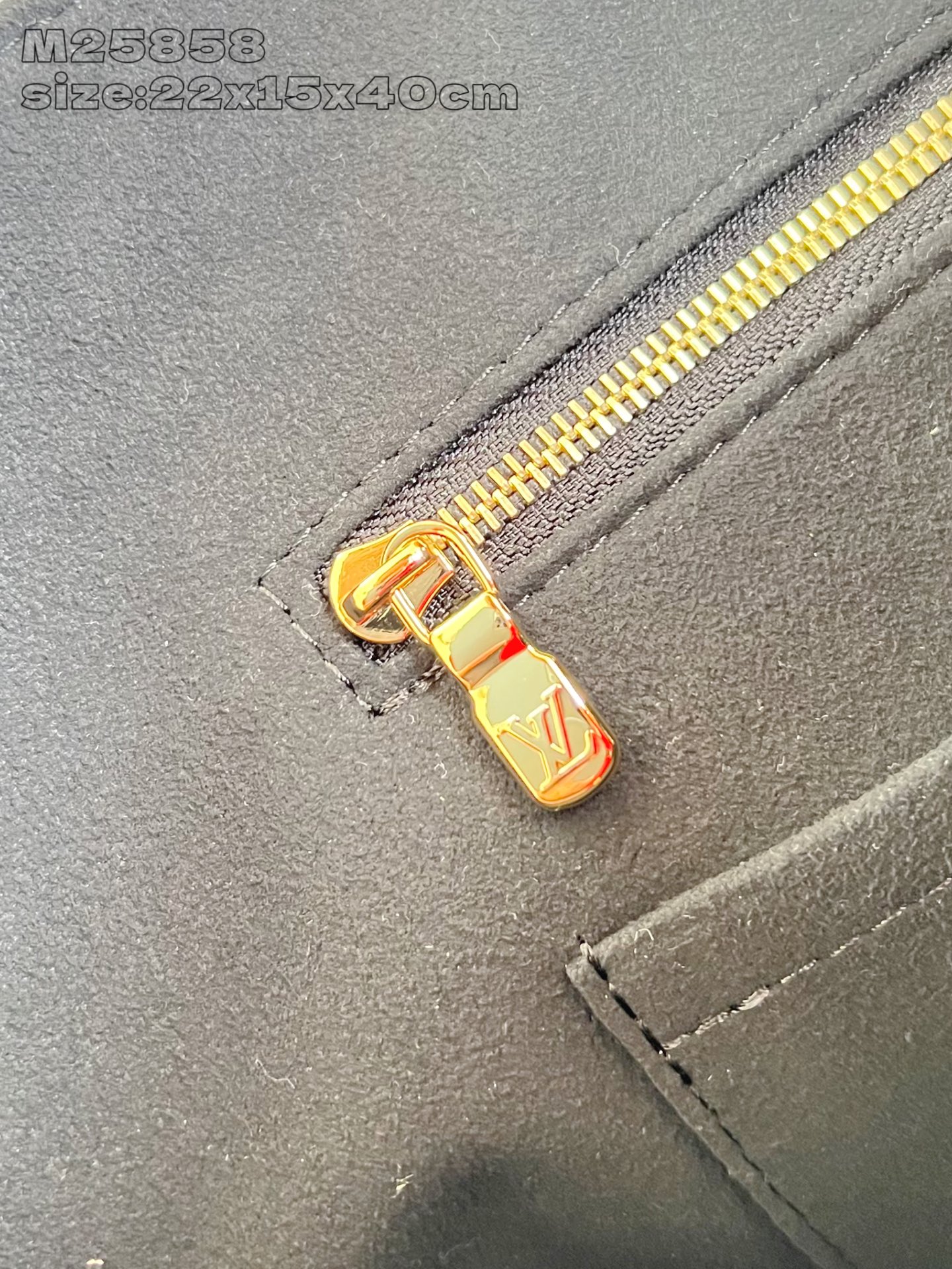 【顶级原单 M25858黑压花 】本款 All In One 小号手袋为 Monogram Emprei