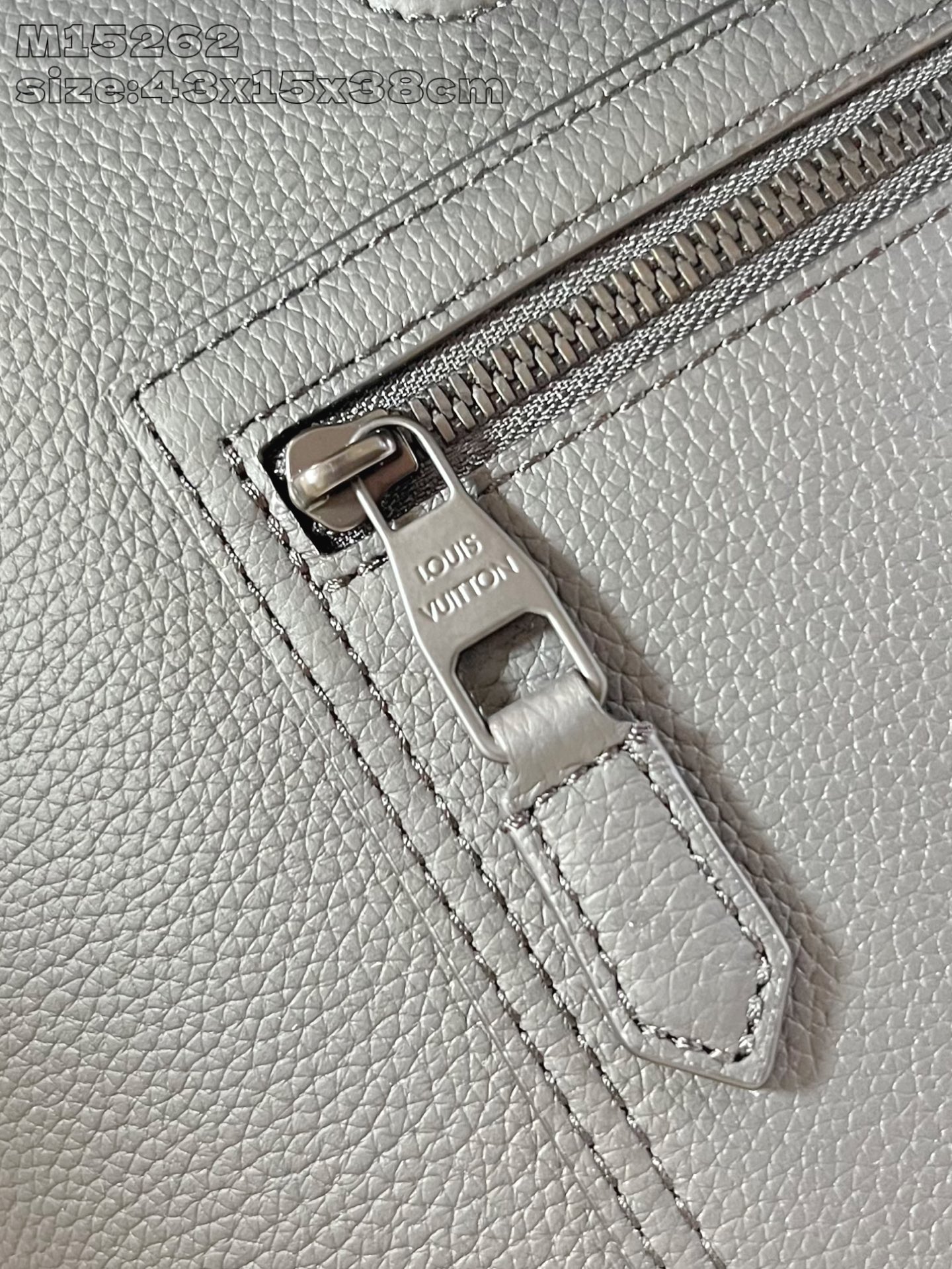 【顶级原单 M15262 】Fastline 双肩包取材柔软耐磨的蜡面牛皮革，以粒面纹理和压纹 LV 字