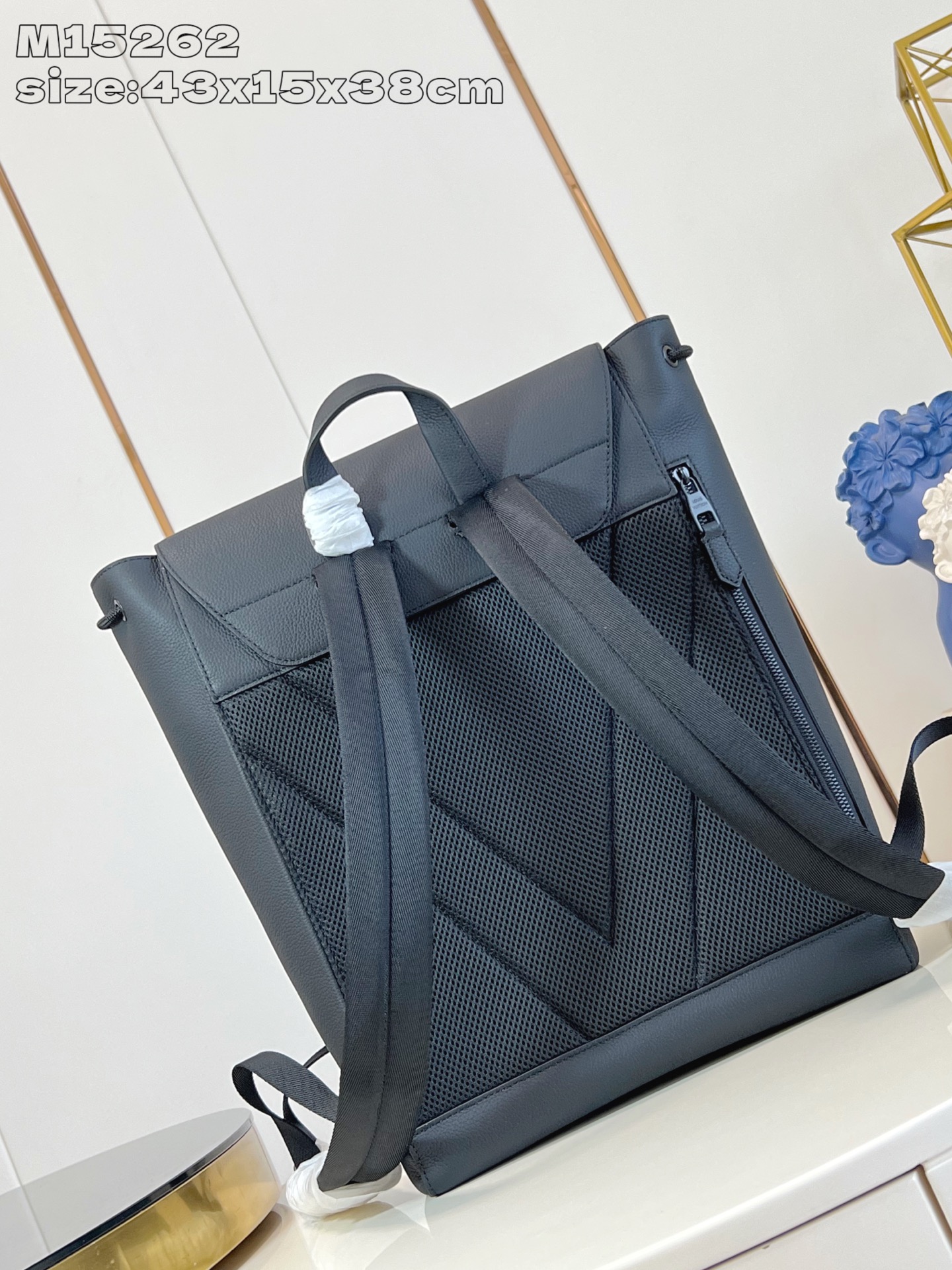 【顶级原单 M15262 】Fastline 双肩包取材柔软耐磨的蜡面牛皮革，以粒面纹理和压纹 LV 字