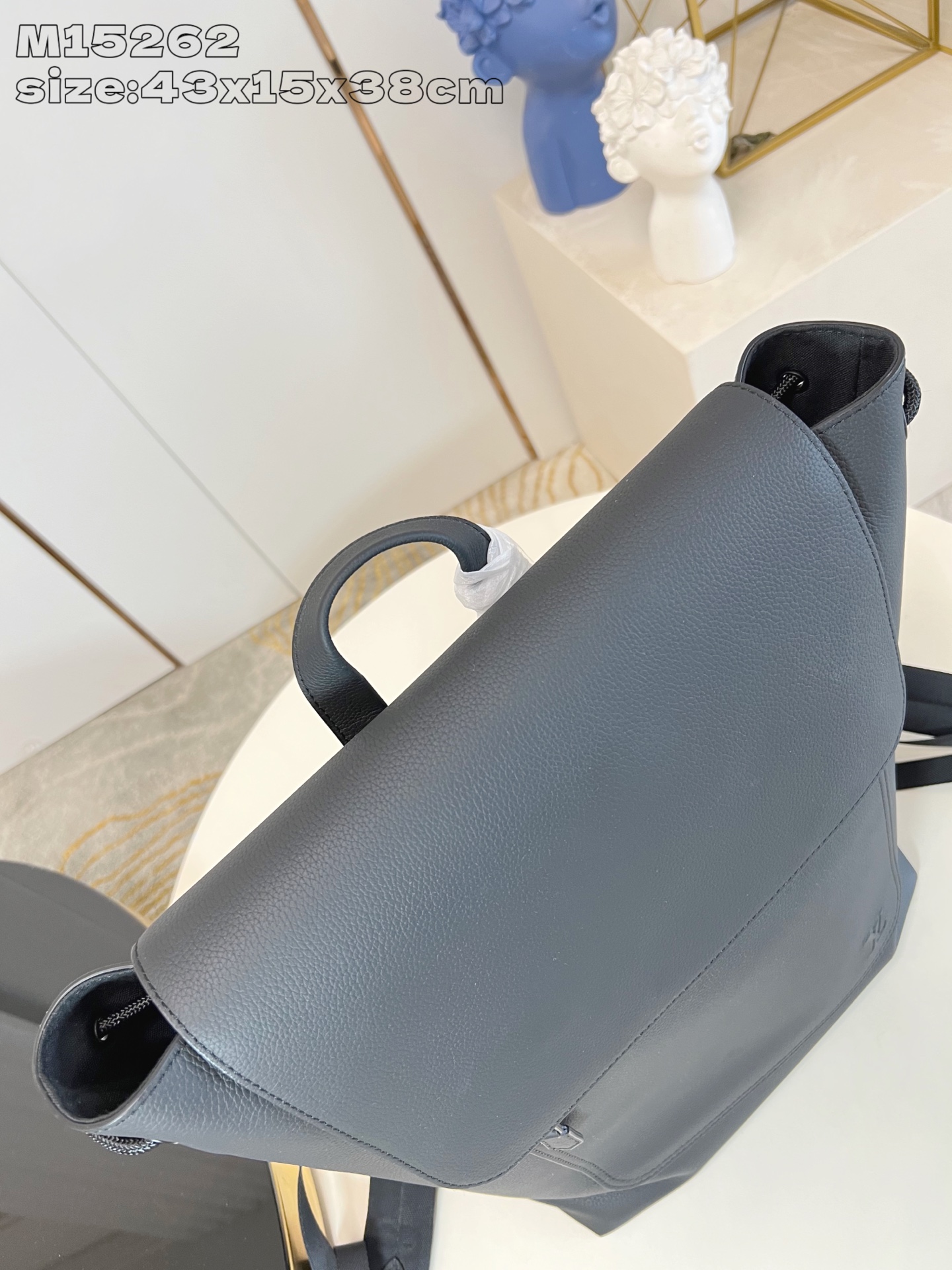 【顶级原单 M15262 】Fastline 双肩包取材柔软耐磨的蜡面牛皮革，以粒面纹理和压纹 LV 字