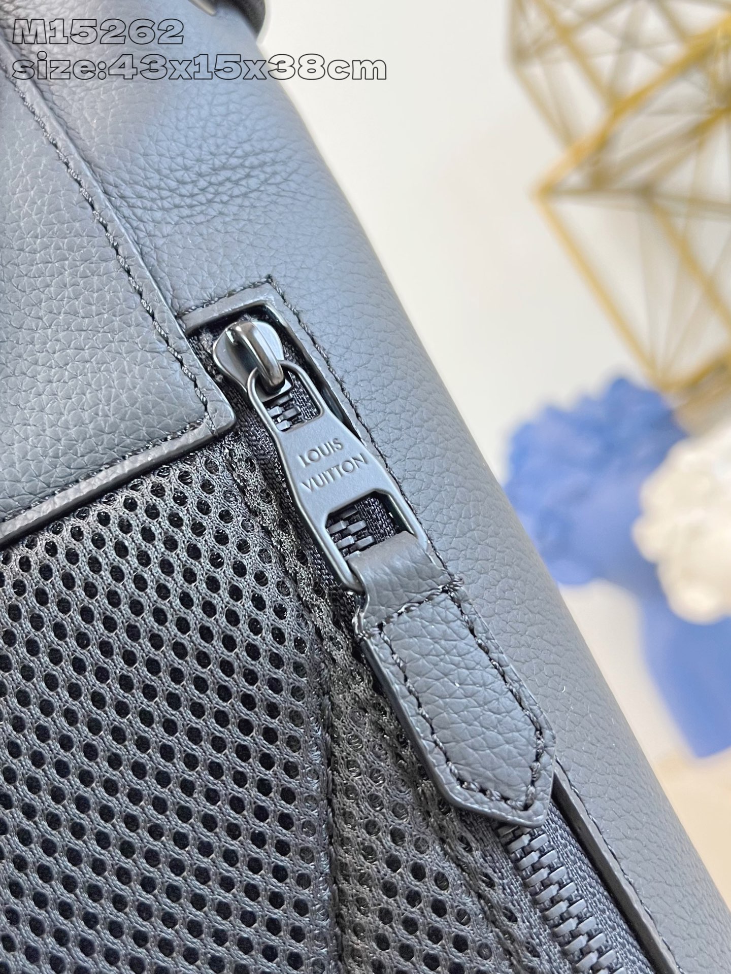 【顶级原单 M15262 】Fastline 双肩包取材柔软耐磨的蜡面牛皮革，以粒面纹理和压纹 LV 字