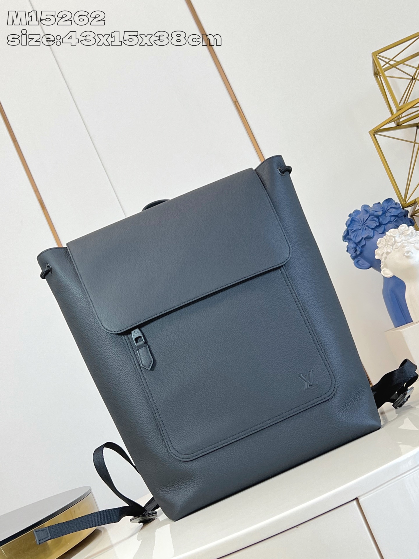 【顶级原单 M15262 】Fastline 双肩包取材柔软耐磨的蜡面牛皮革，以粒面纹理和压纹 LV 字